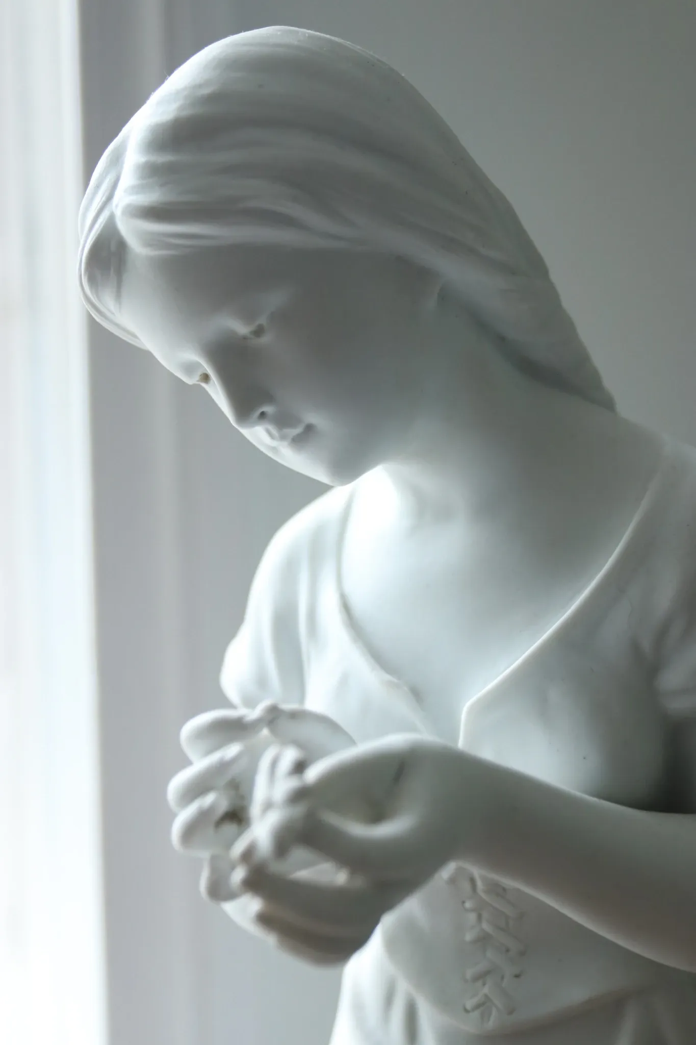 Nicolas Lecorney – Girl picking a daisy, biscuit porcelain, late 19th c.