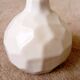 vase design à facettes en céramique blanche