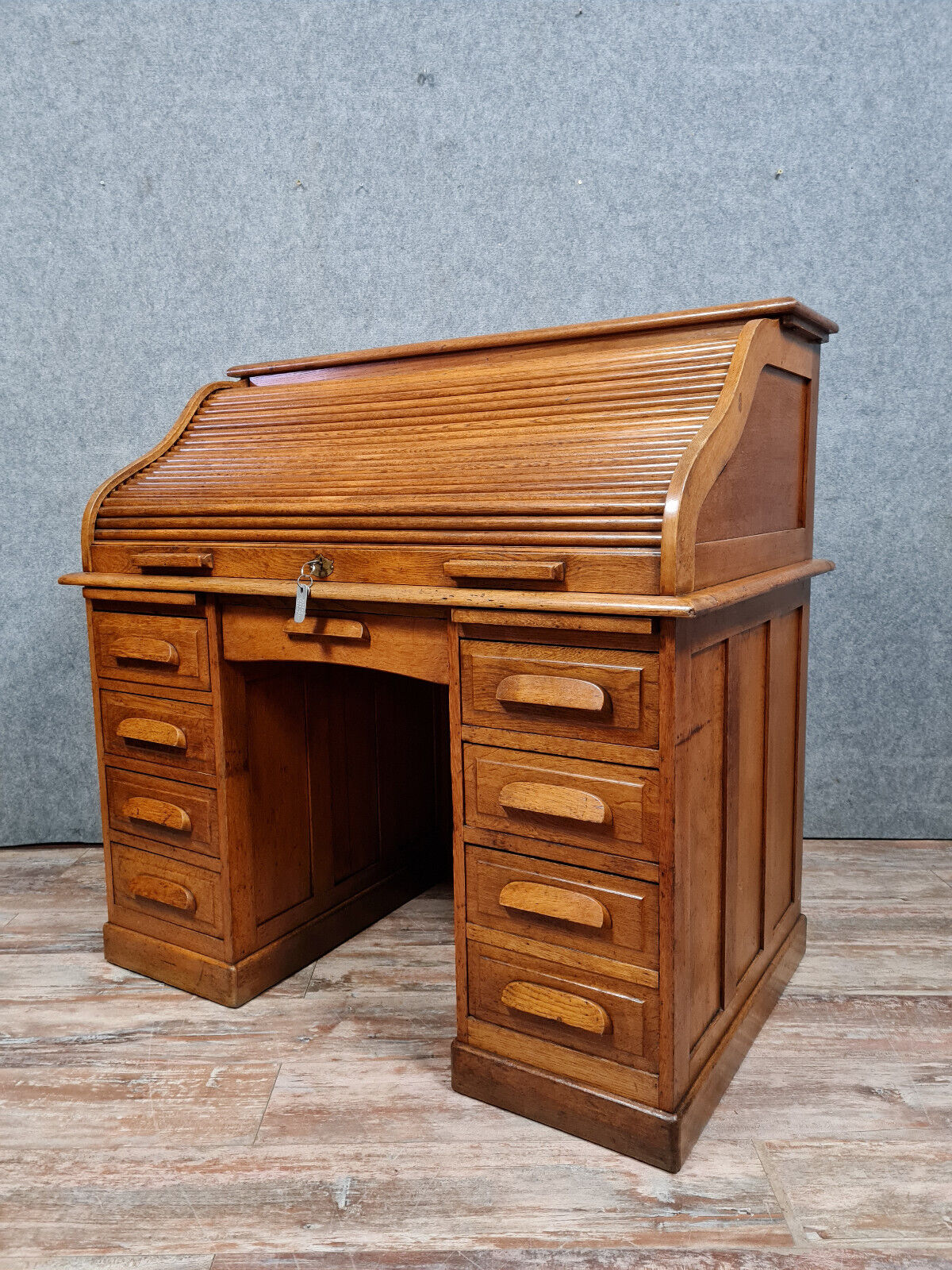 American center office with sliding blind of hectic shape Art Deco era around 1920