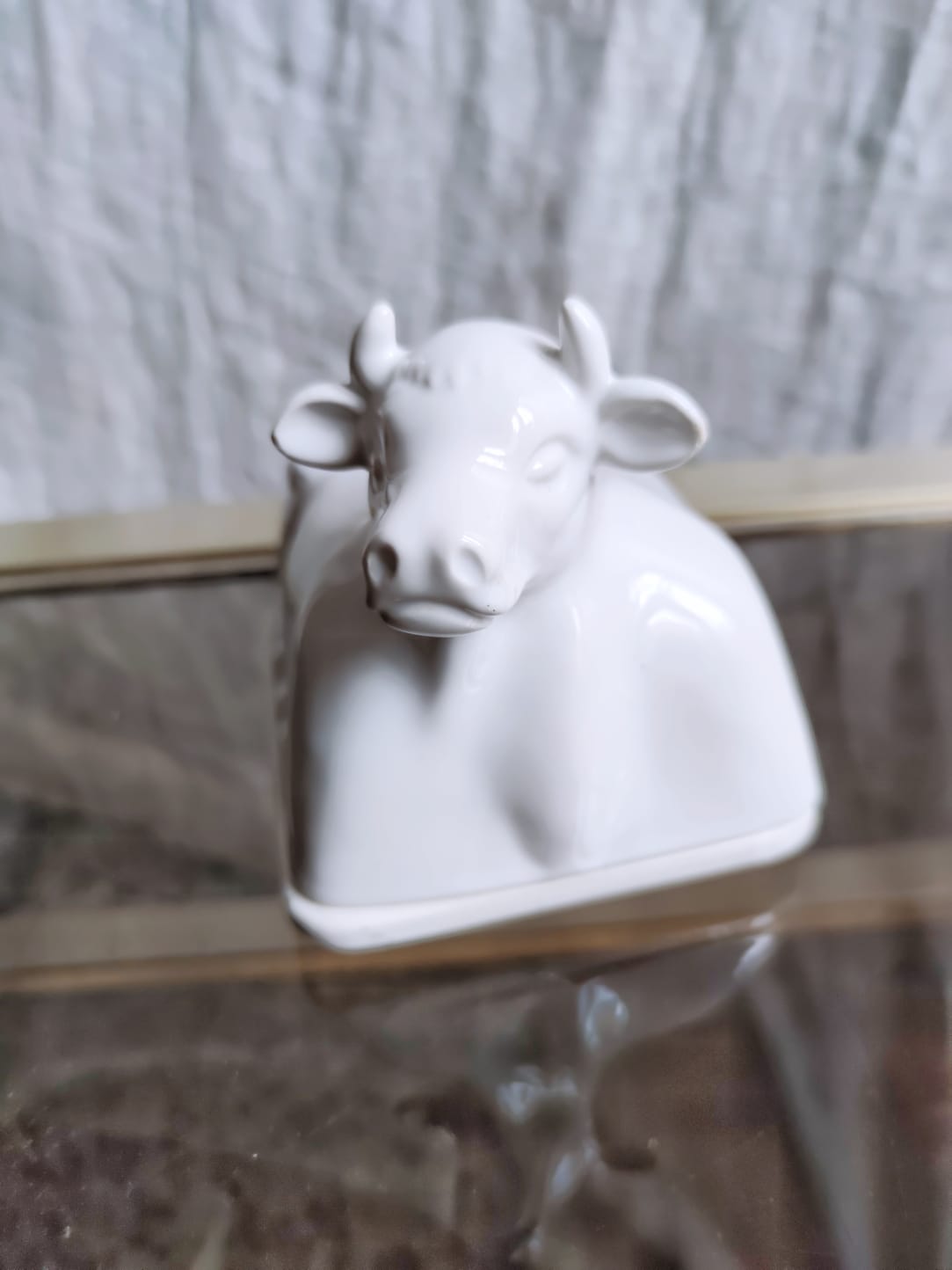Cow-shaped butter dish