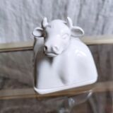 Cow-shaped butter dish