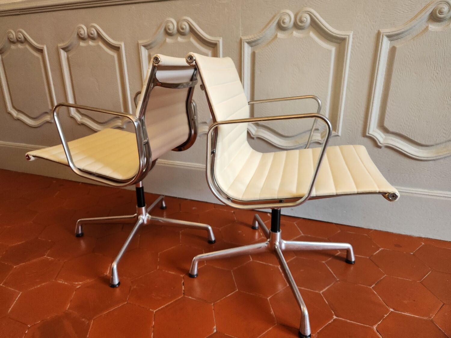 Fauteuil EA 108 Eames édité par Vitra