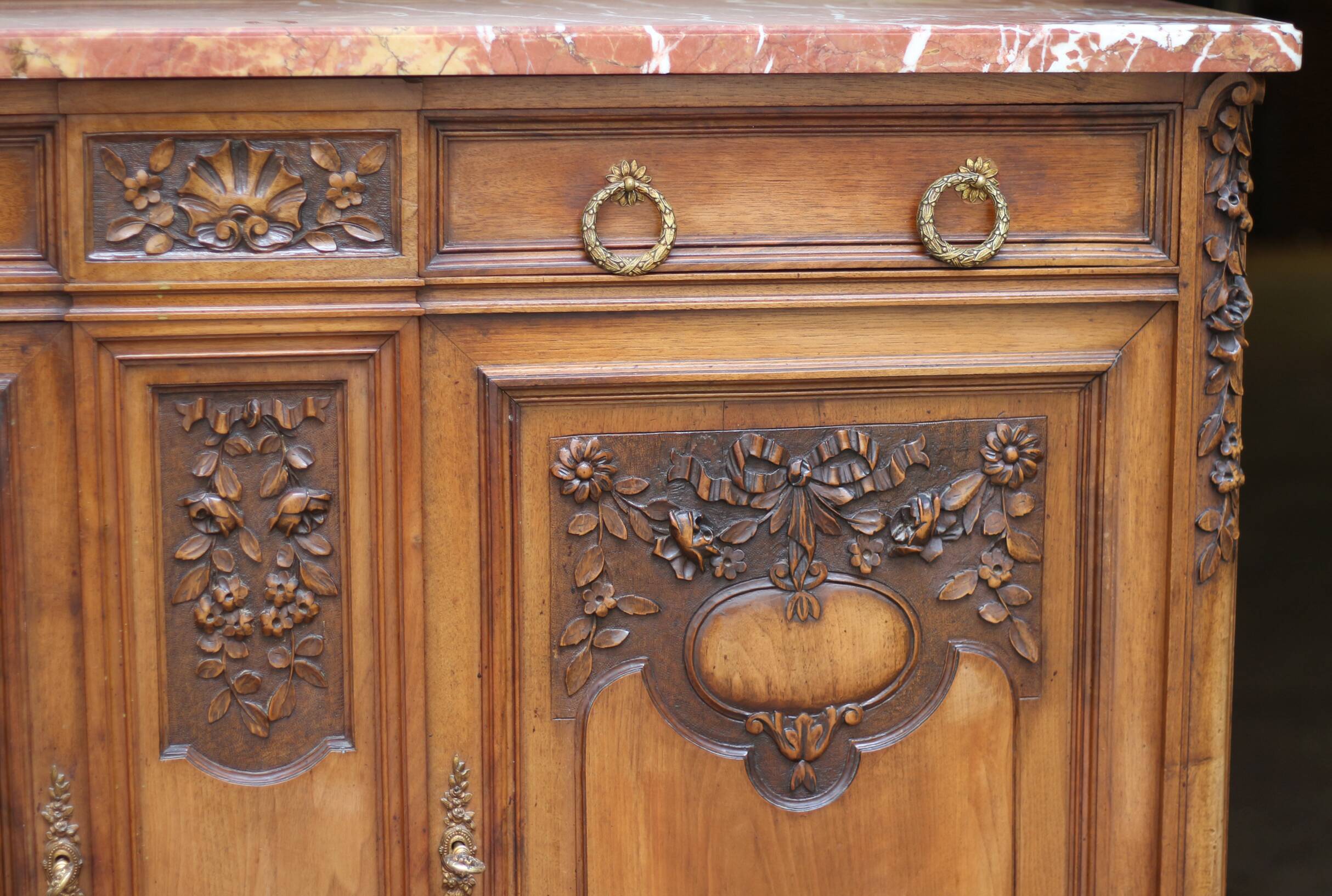 Buffet with mirror in solid walnut. Late 19th century, beautiful piece.