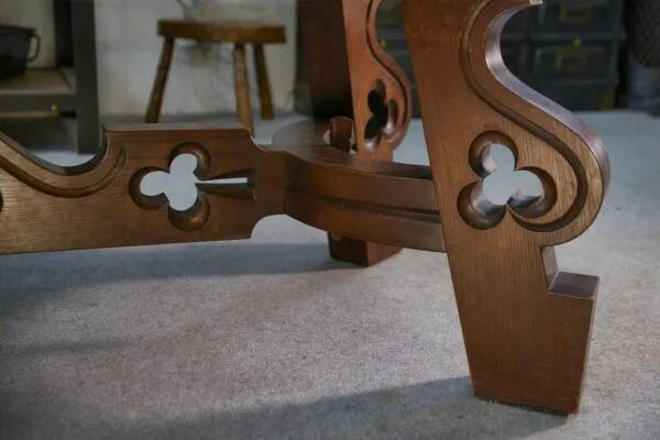 Table en chêne rustique avec incrustations de céramiques par un élève de Joseph Savina 1950’s