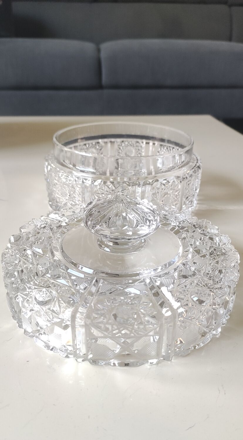 Bonbonnière ronde Cristal Bohème taillé. Motifs étoilés . Diam 15 cm