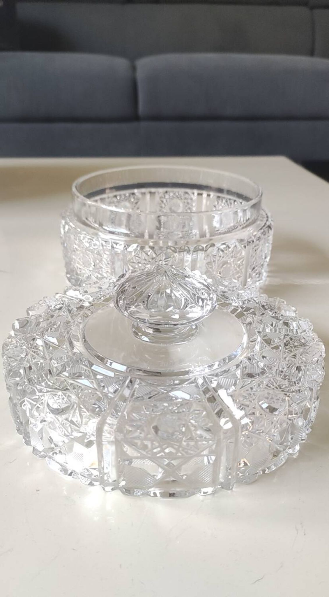 Round crystal bonbonnière, cut Bohemian style. Star patterns. Diameter 15 cm.