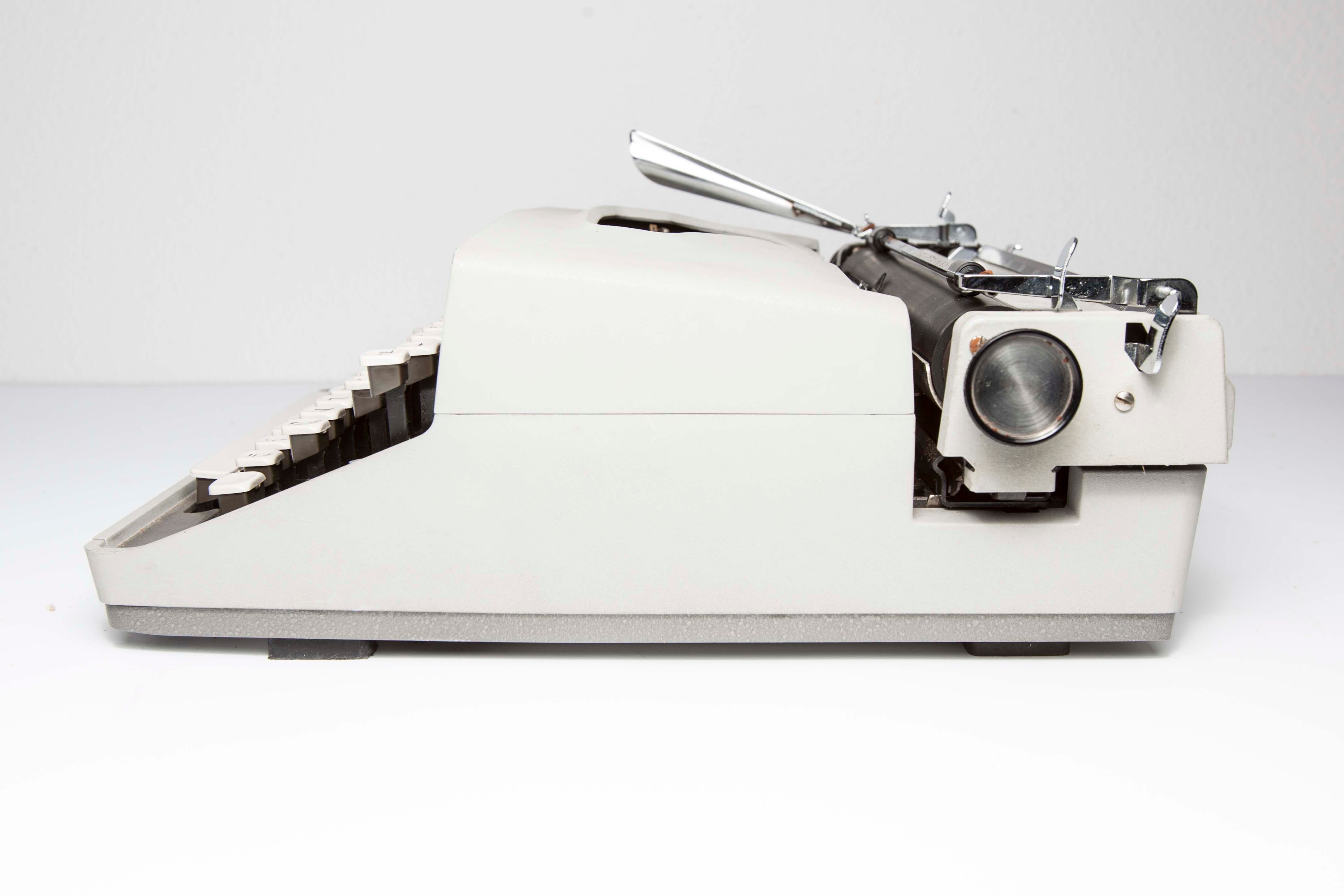 Typewriter Remington Monarch
