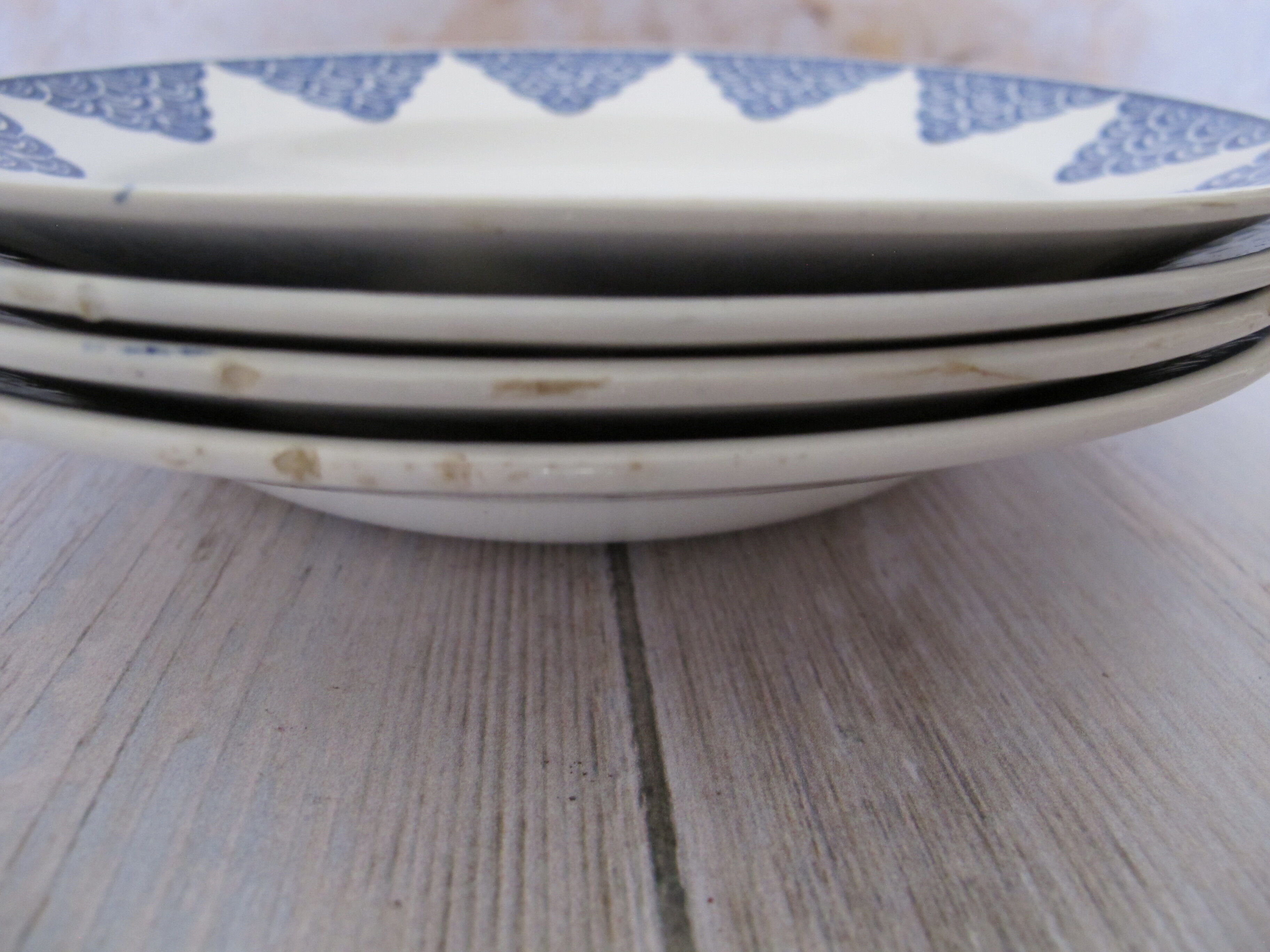4 plates made of Saint Amand earthenware