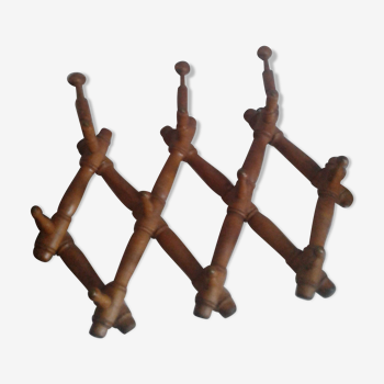 Accordion coat rack many pateres