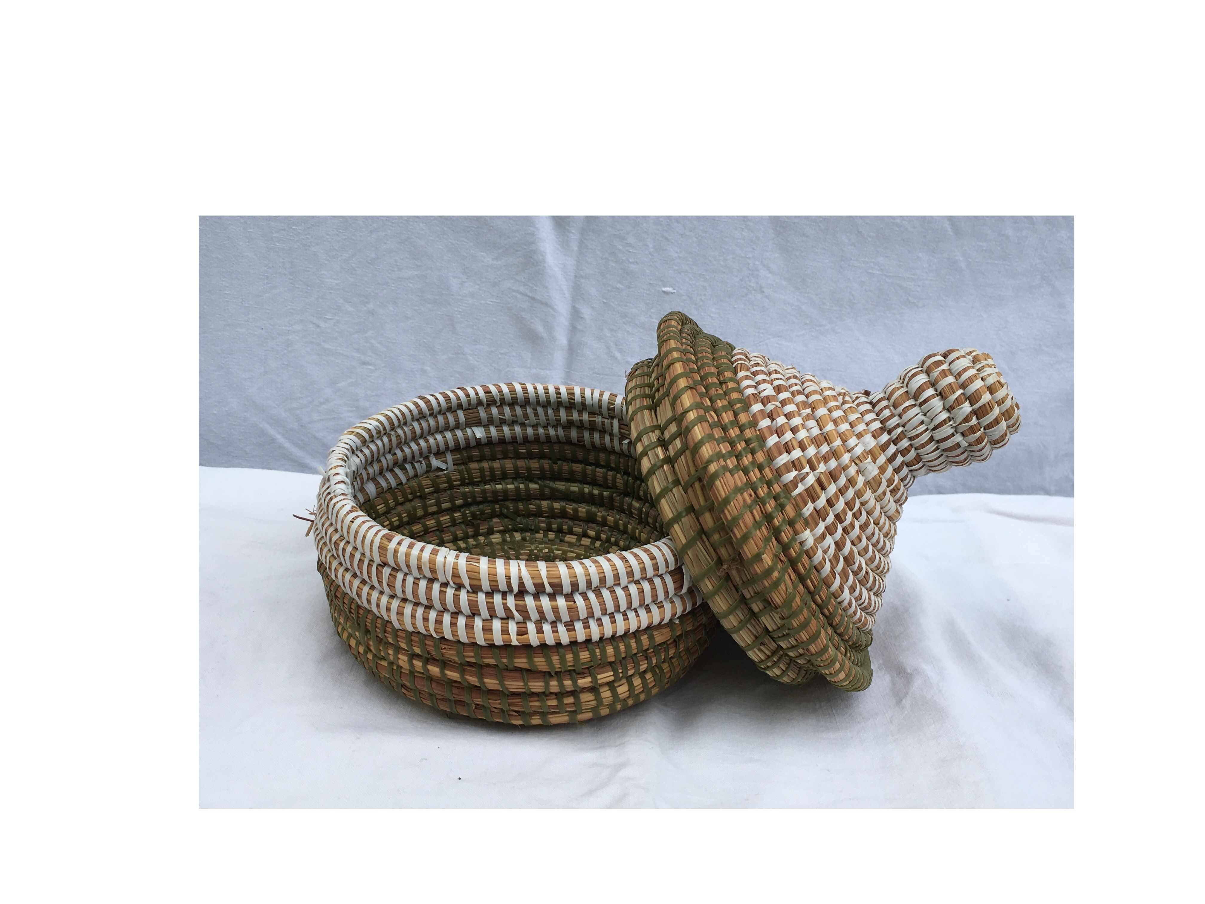 Box round braided straw