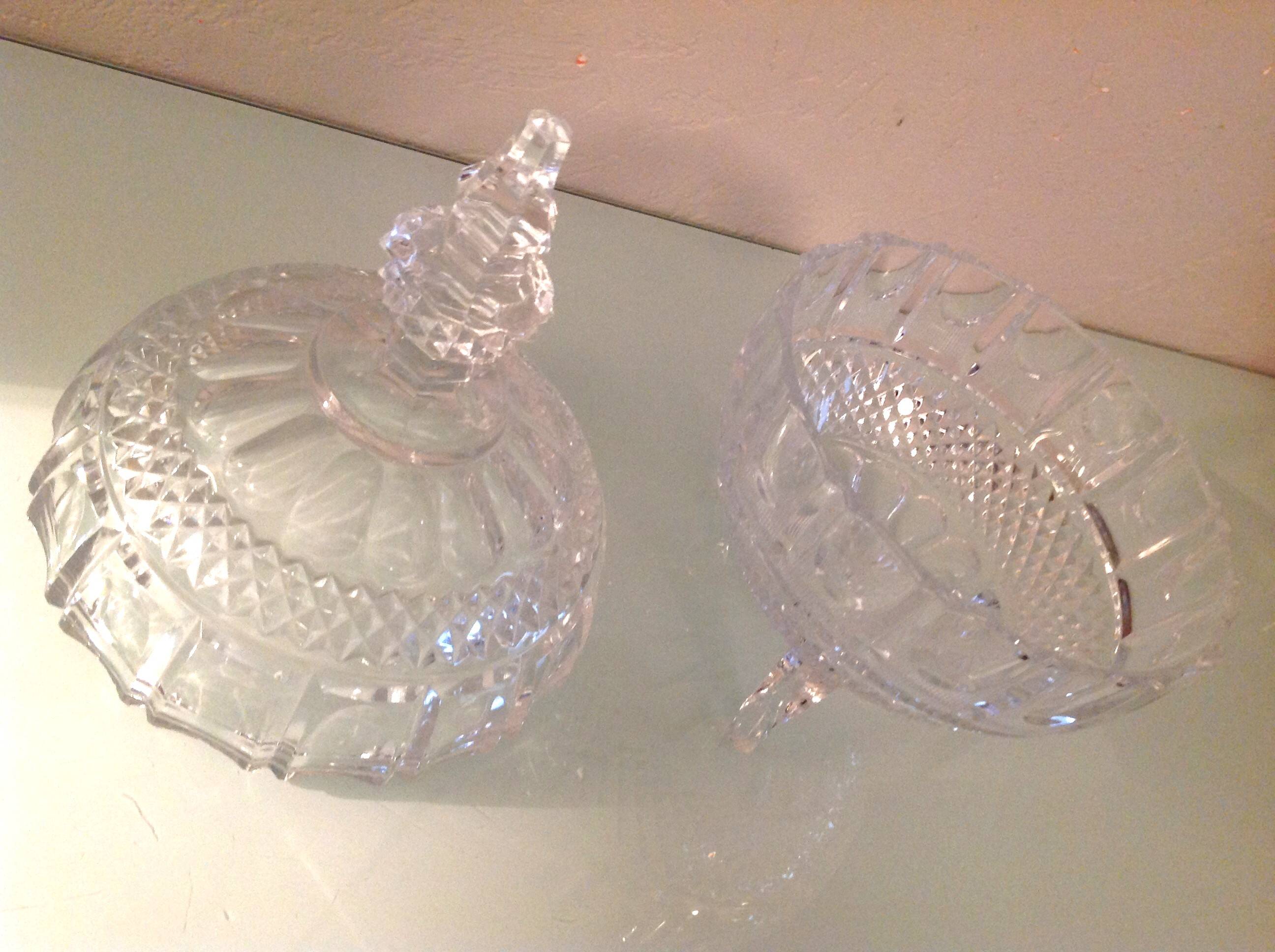 Globe candy box on tripod legs in chiseled glass / vintage 60s-70s