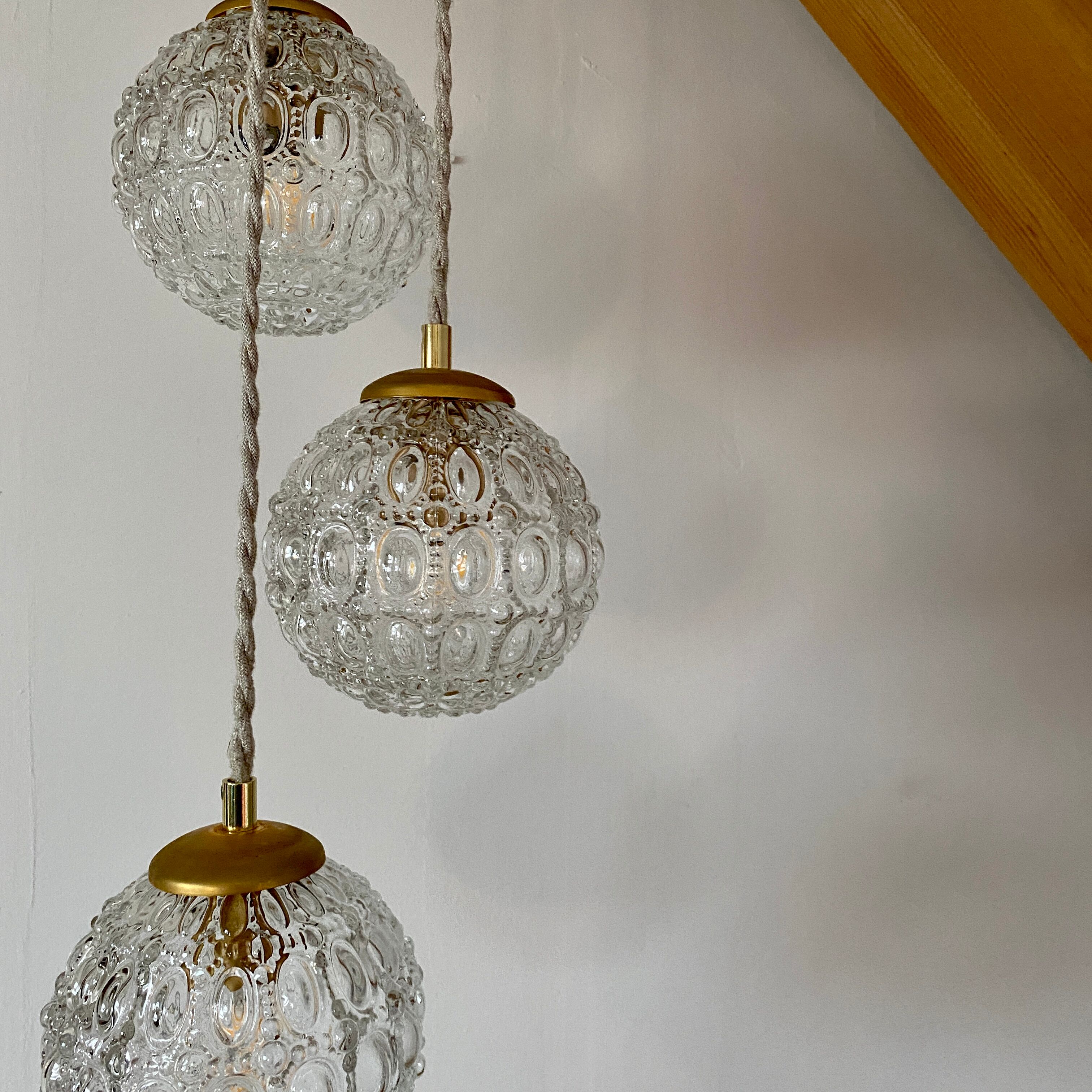 Suspension cascade three lights vintage globes in molded glass