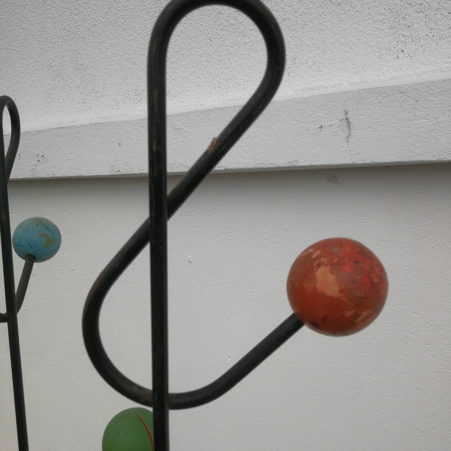 Vintage steel coat rack and wooden ball, treble clef model from the 50s,