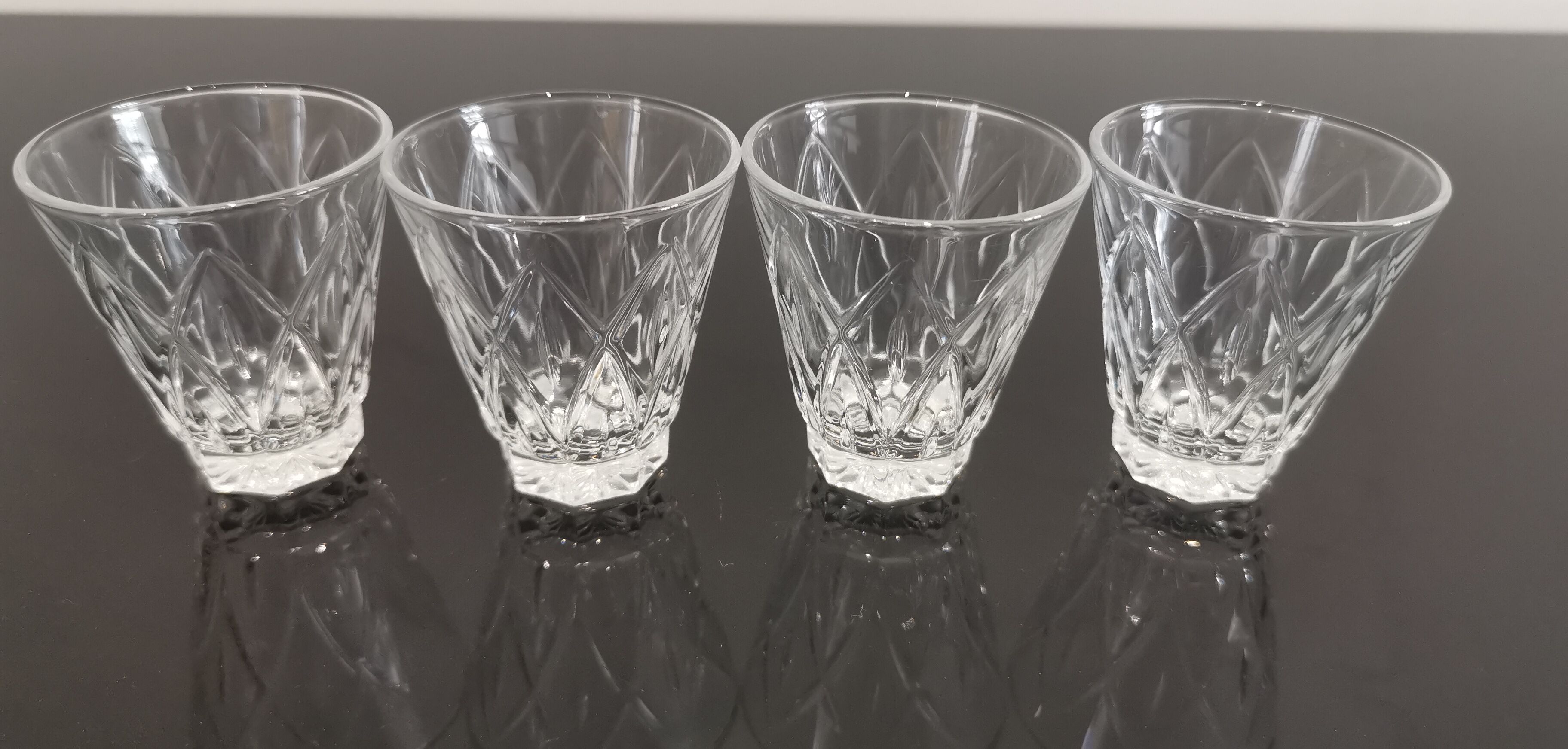 Set of 4 digestive glasses in vintage shell chiseled crystal