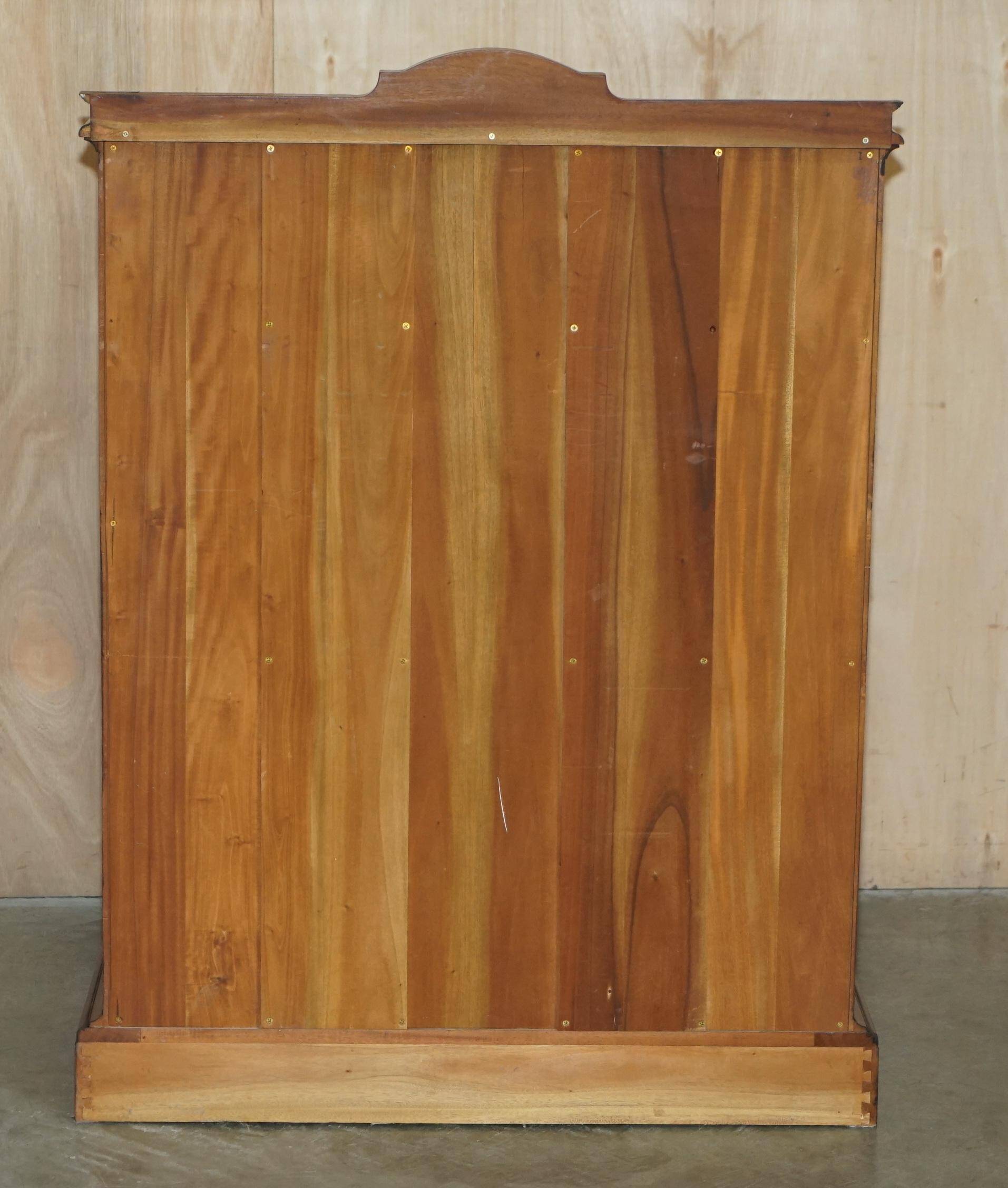 Paire de commodes vintage en acajou flammé