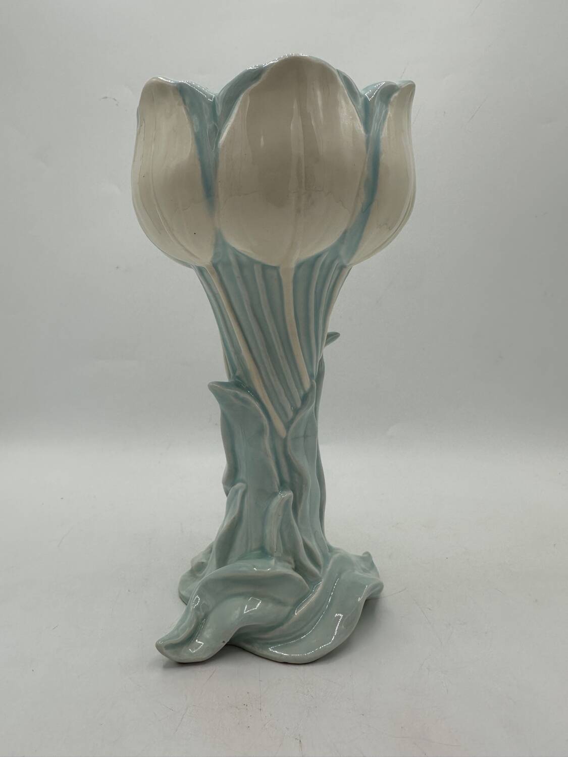 Vase tulipe en barbotine