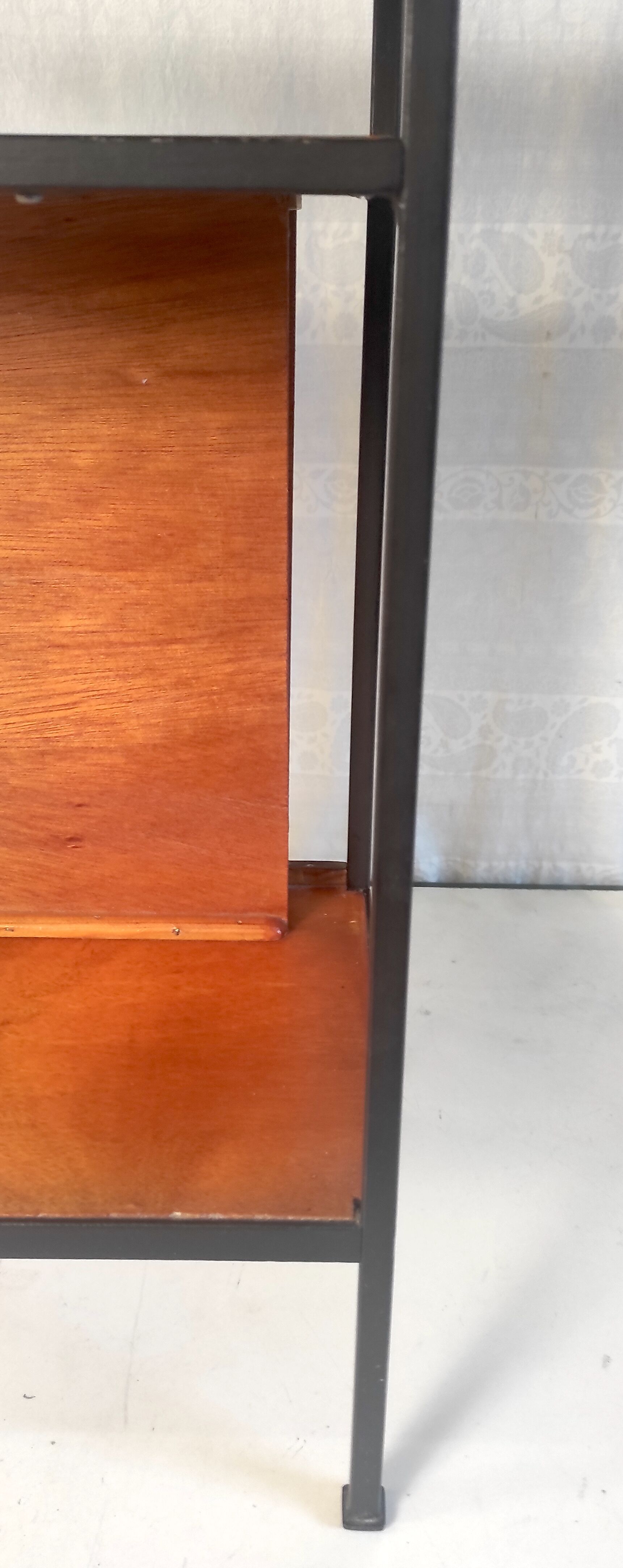 Table d’appoint moderniste métal et bois années 50-60