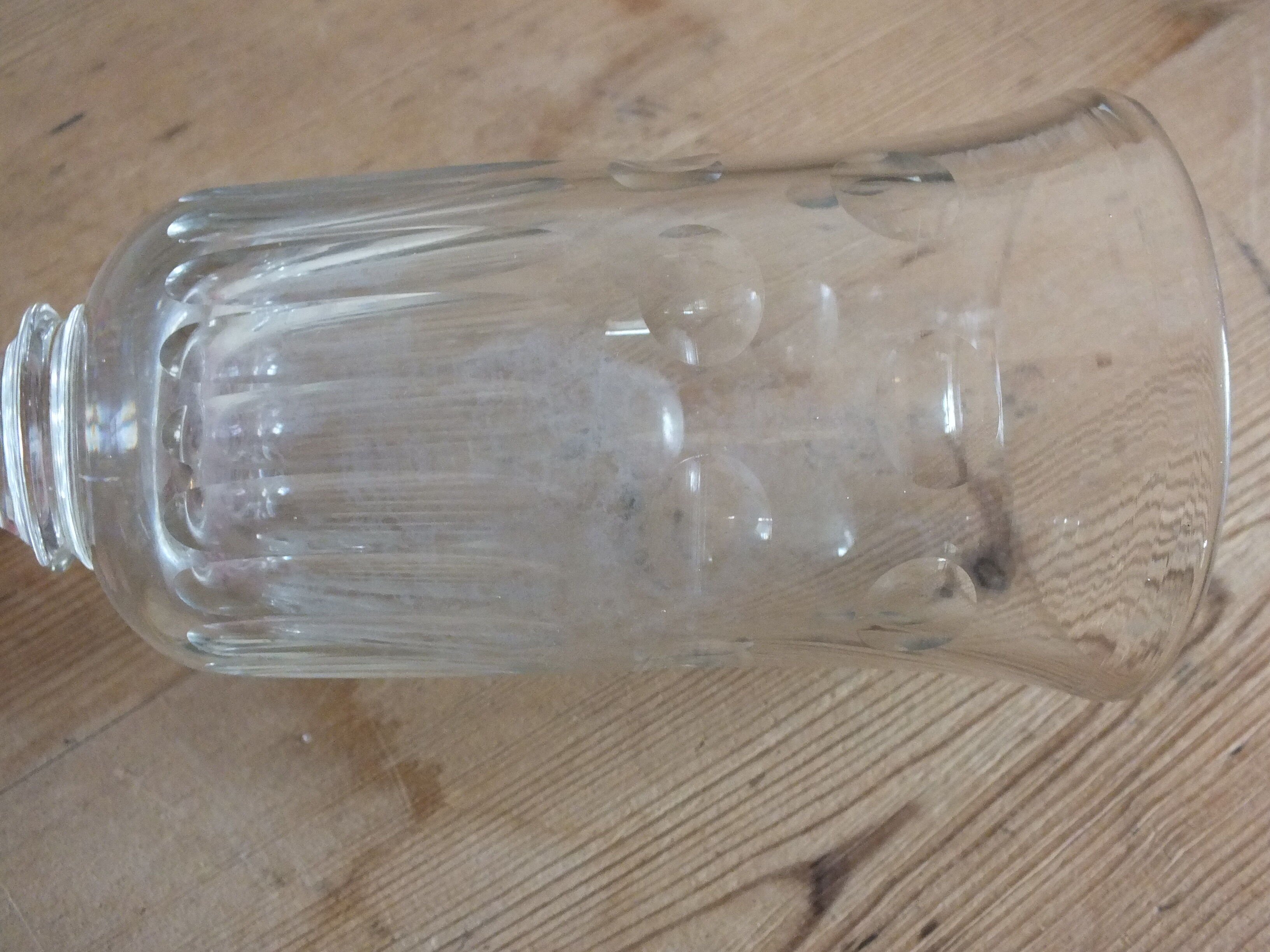 Paire d'anciens verres à absinthe à décor gravé