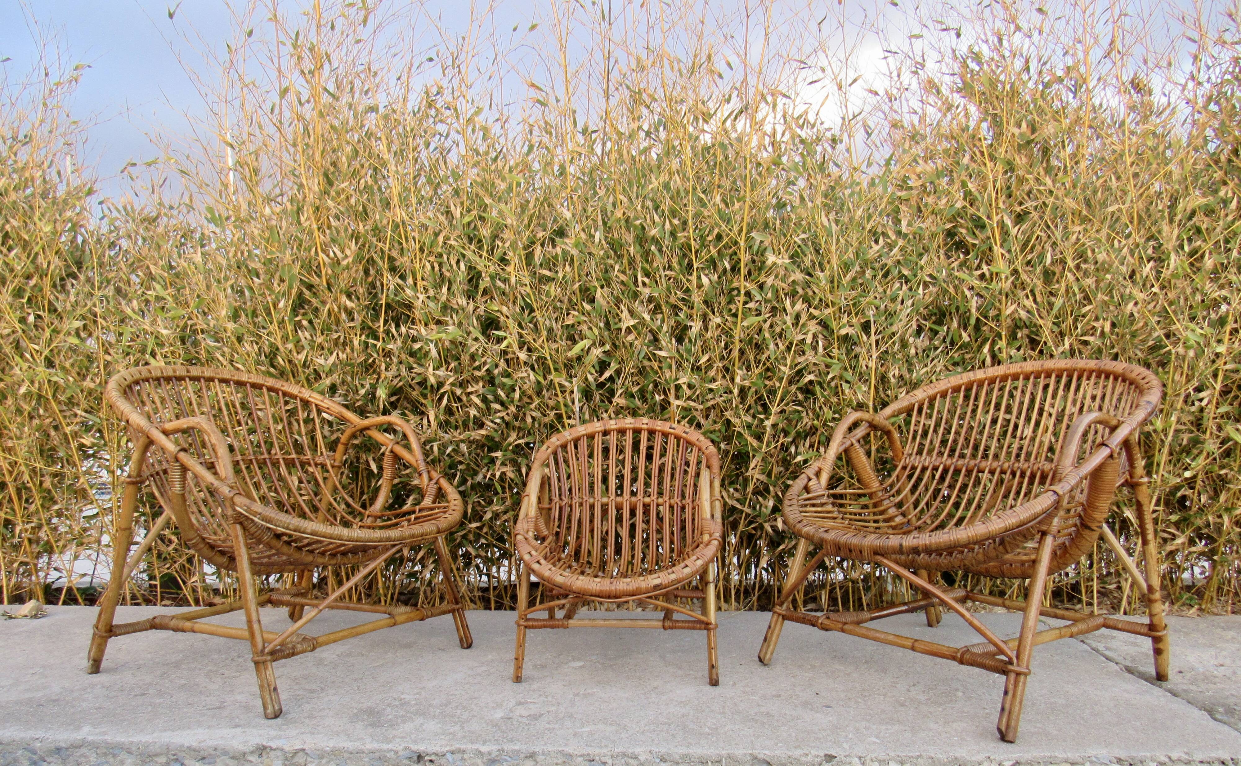 Set de trois fauteuils en rotin.