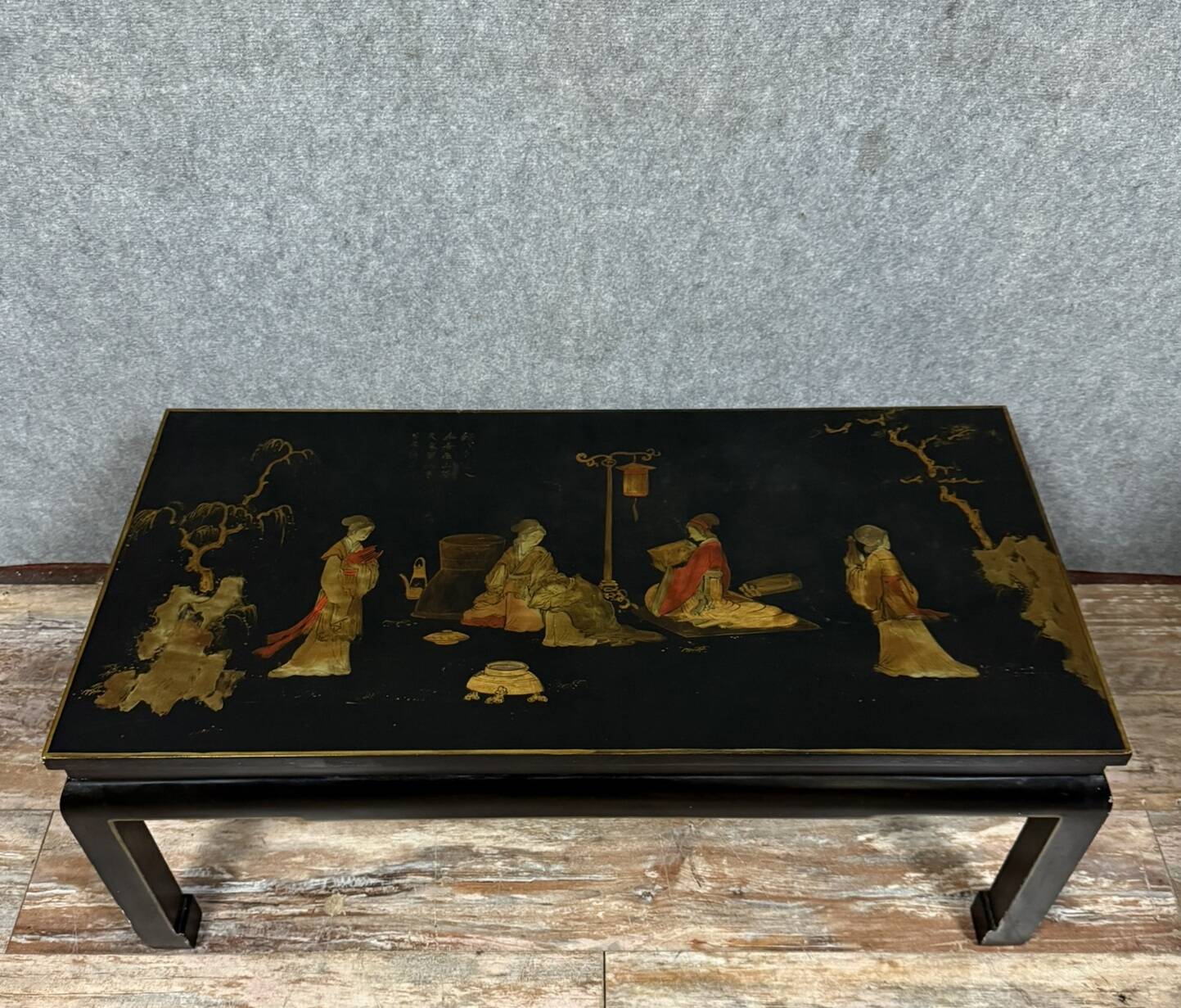 Chinese coffee table in black lacquer and colored mother-of-pearl decorations