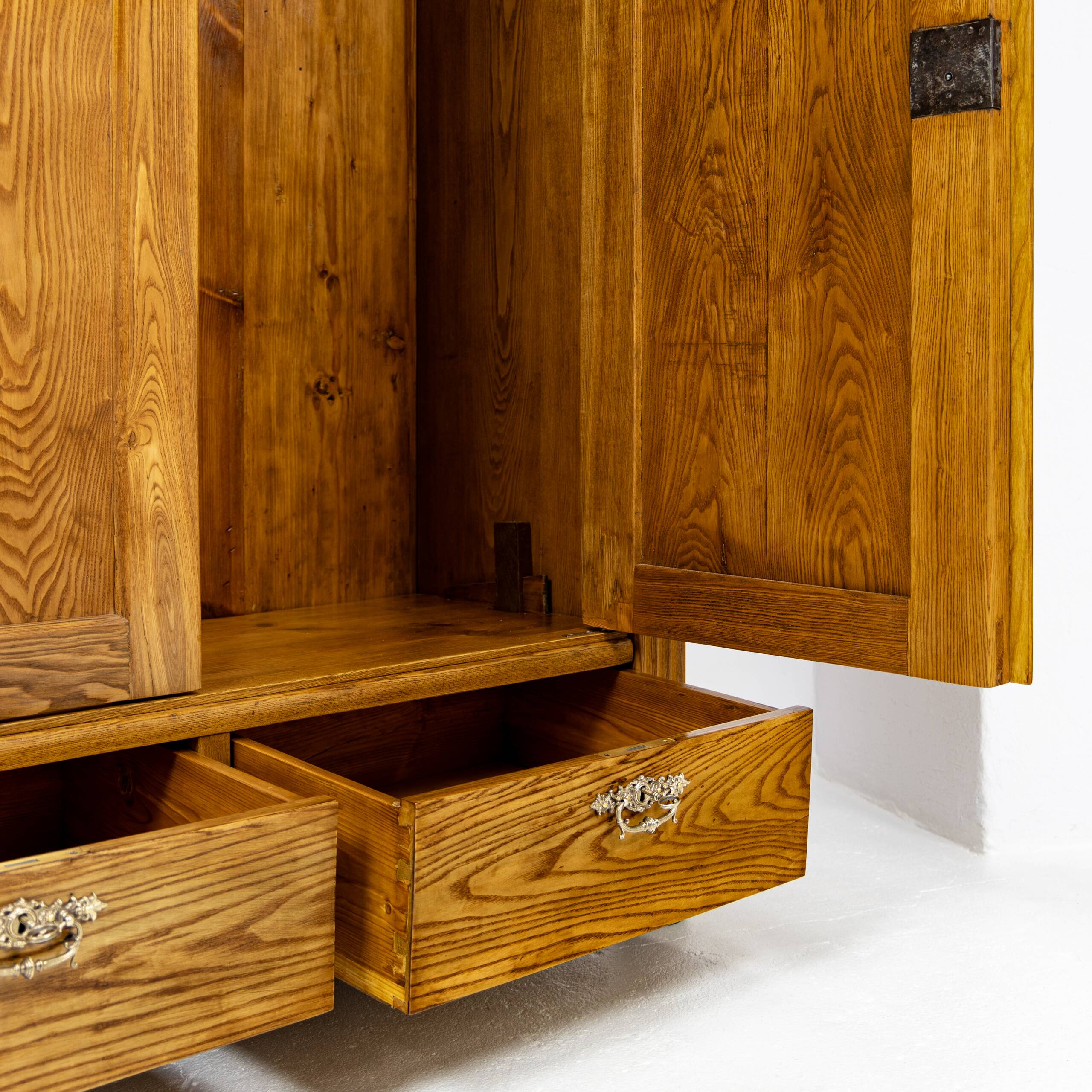 Armoire Louis-Philippe en frêne massif - 1835-1850