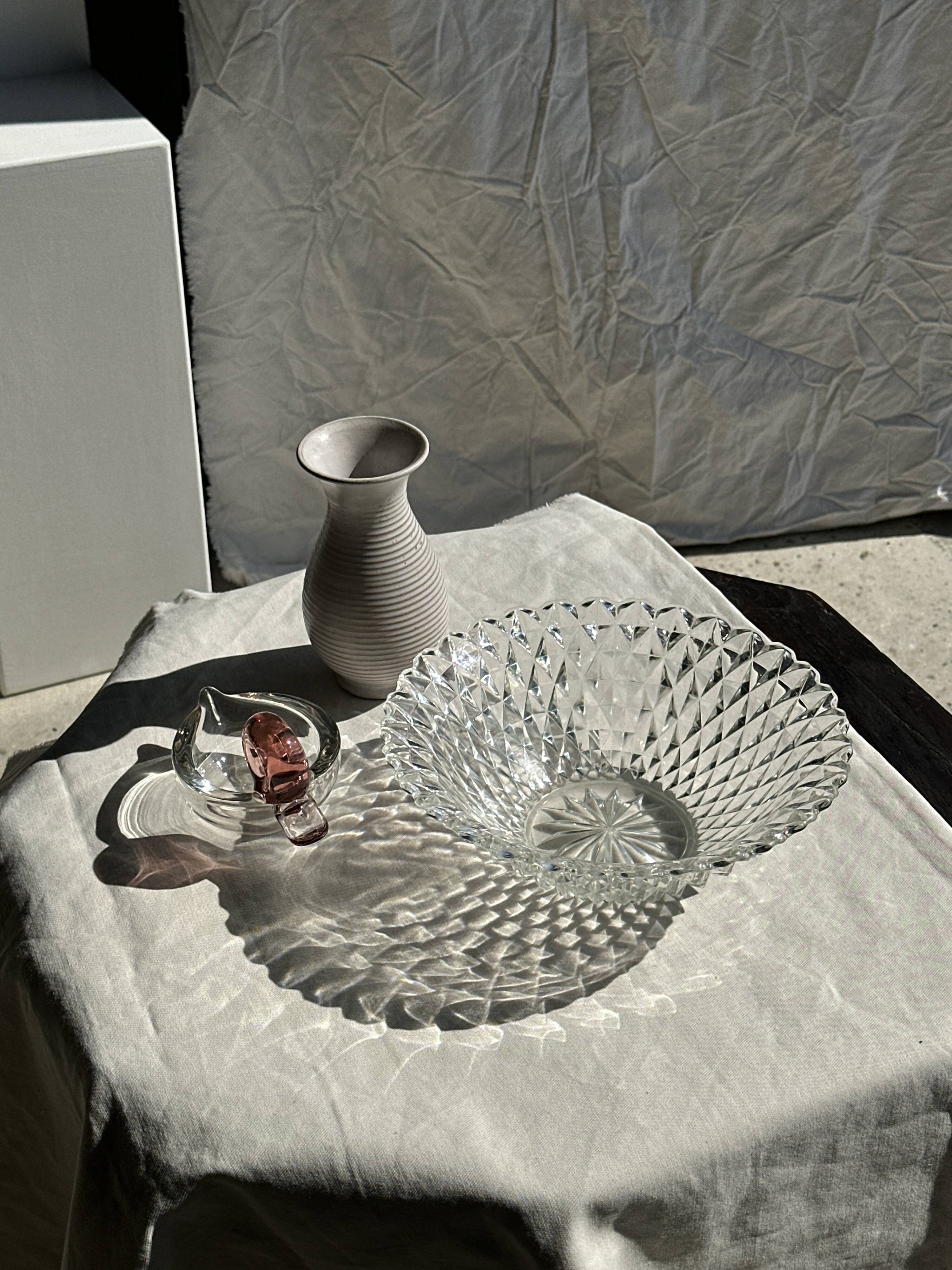 Large classic diamond-tipped glass salad bowl