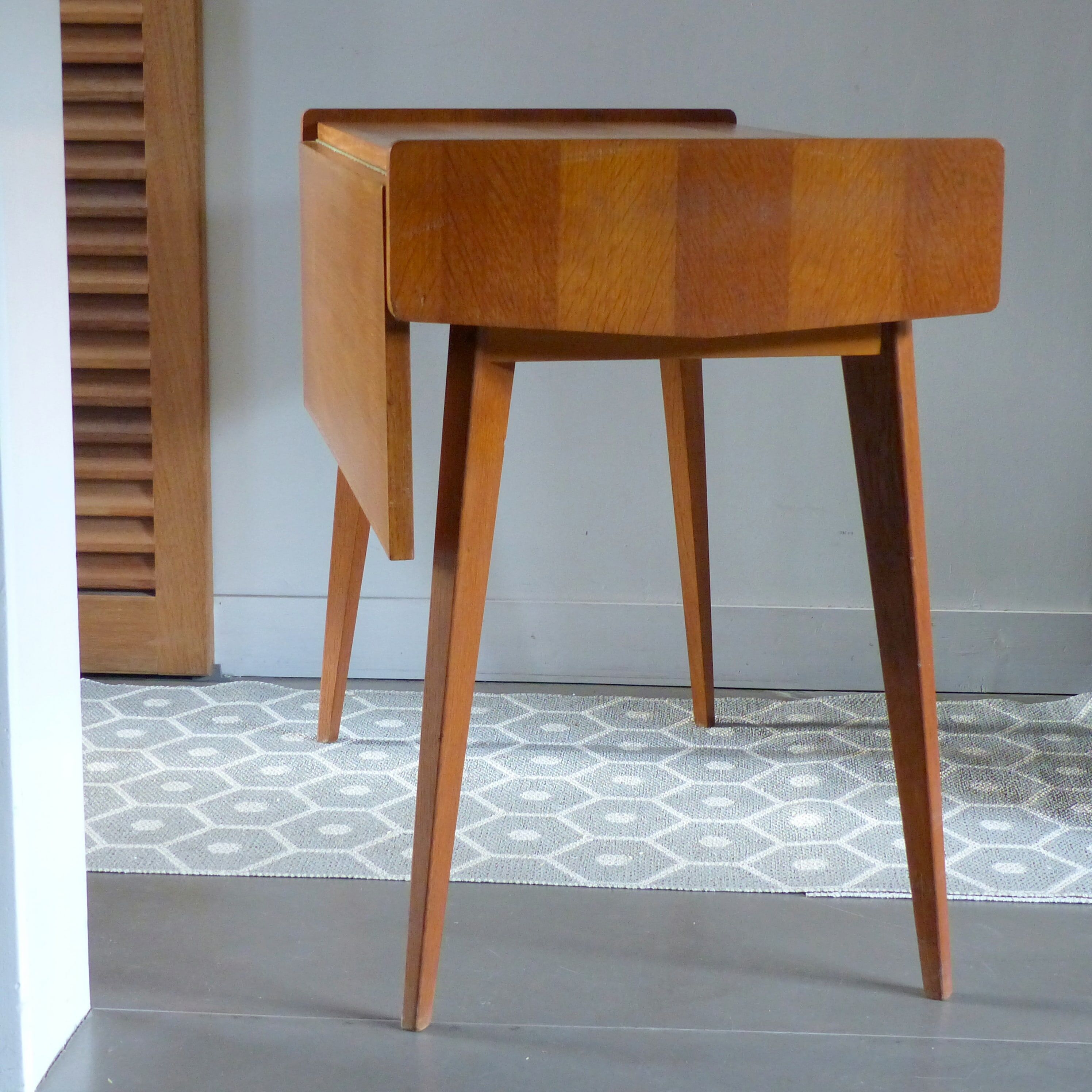 Bureau moderniste à pieds compas