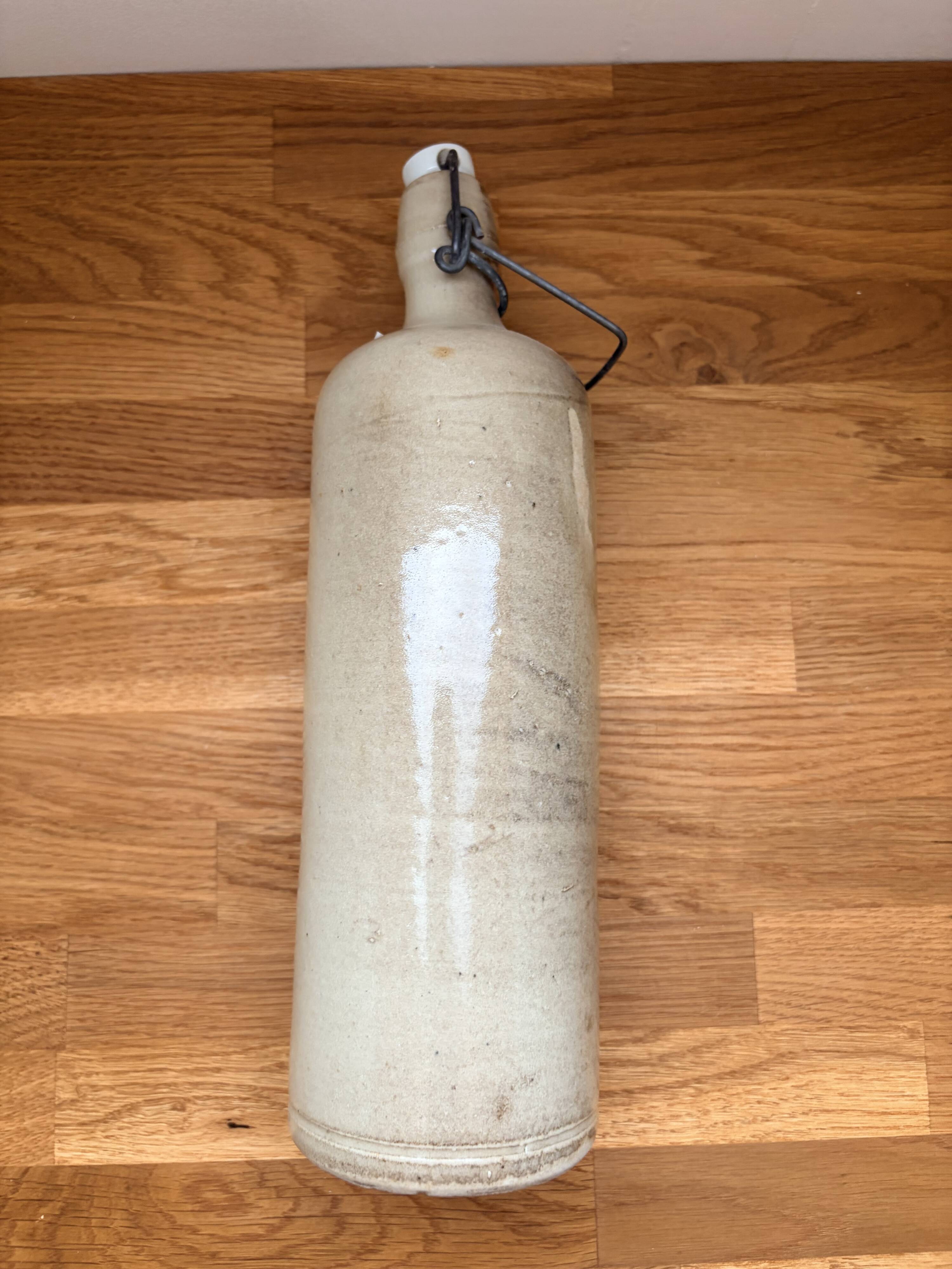 Bouteille en grès vernissé vintage 2106246