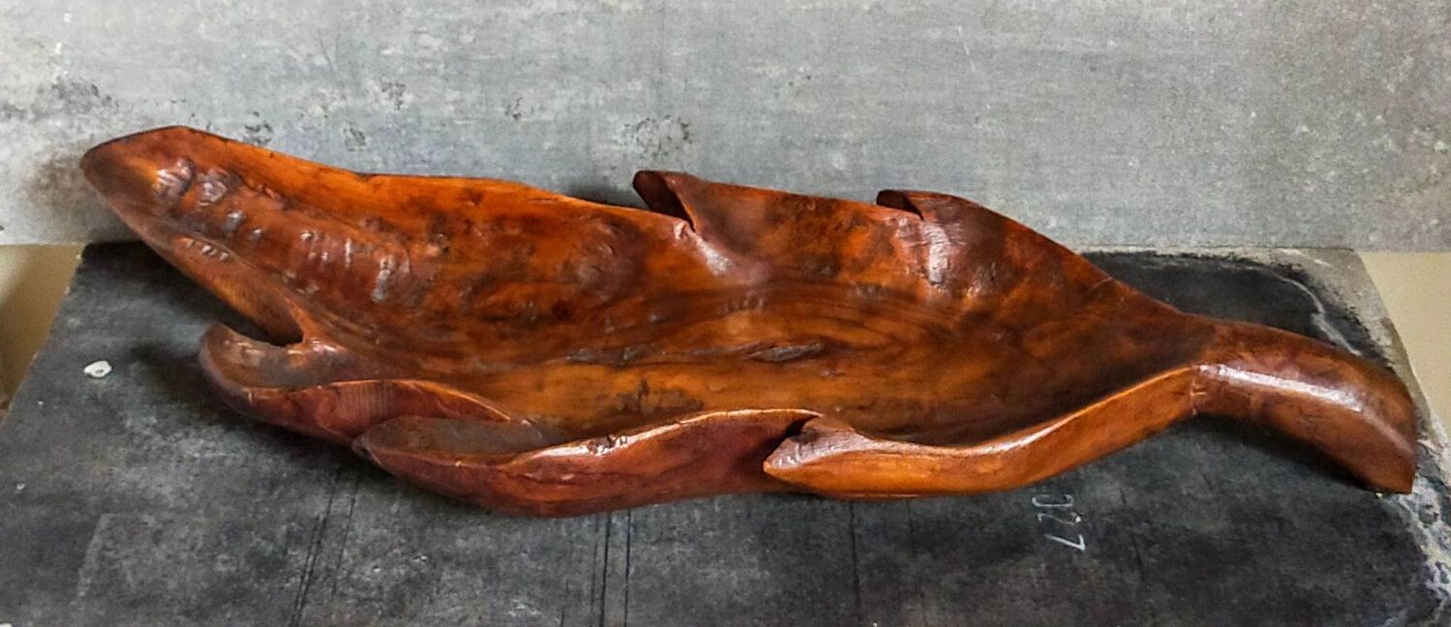 Coupe feuille en bois massif sculptée XXL ancienne