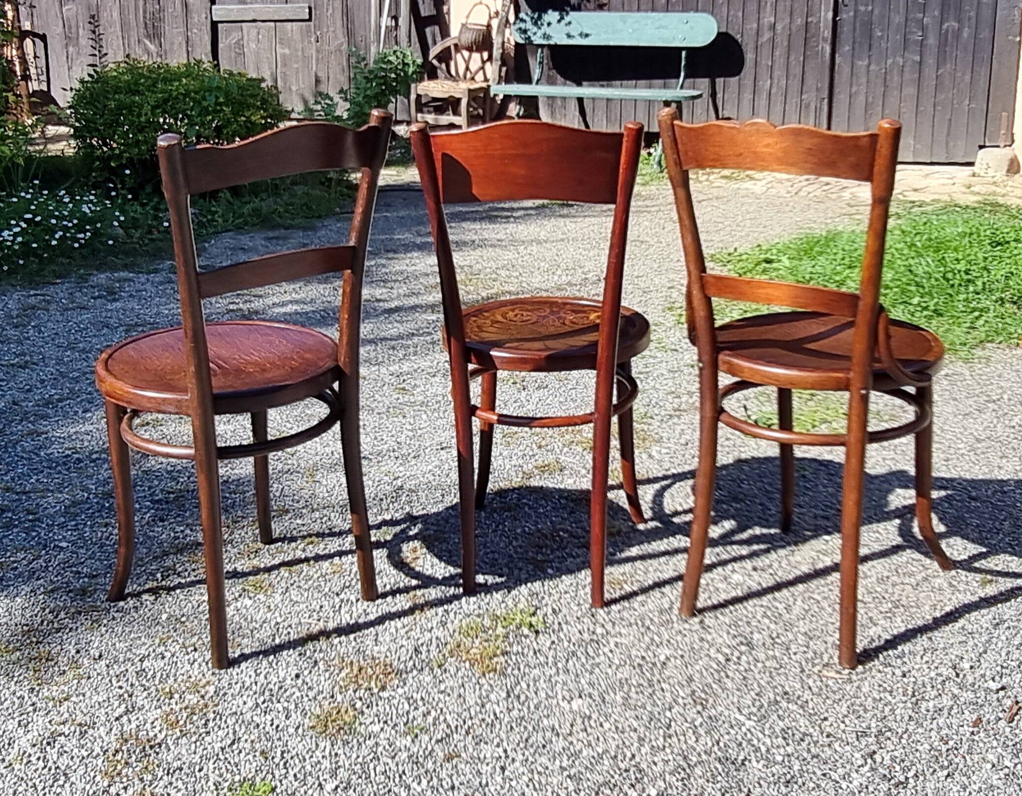 6 Thonet Fischel bistro chairs and others in curved wood from the early 20th century