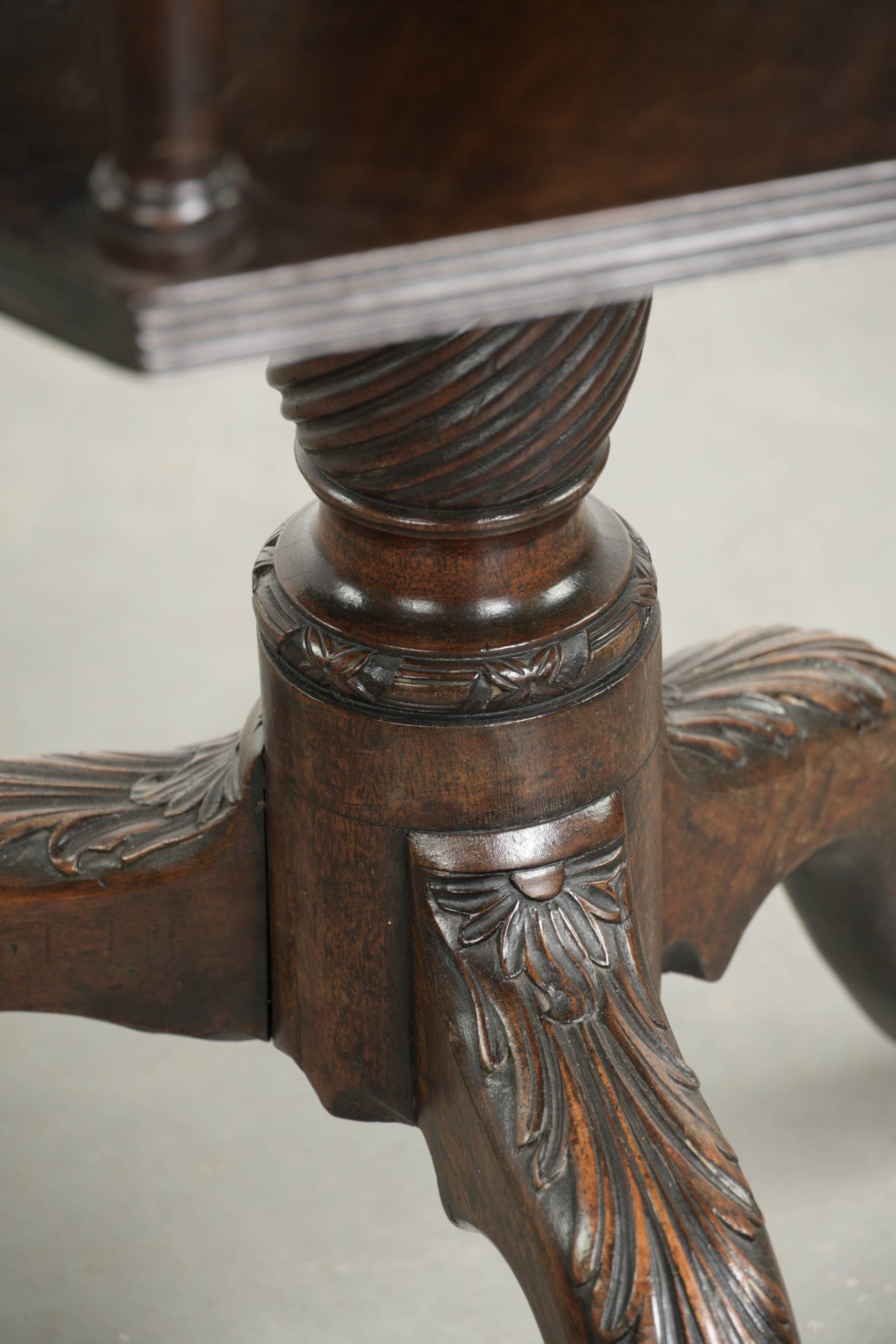 Antique wooden English rotating book table/side table from the 19th century