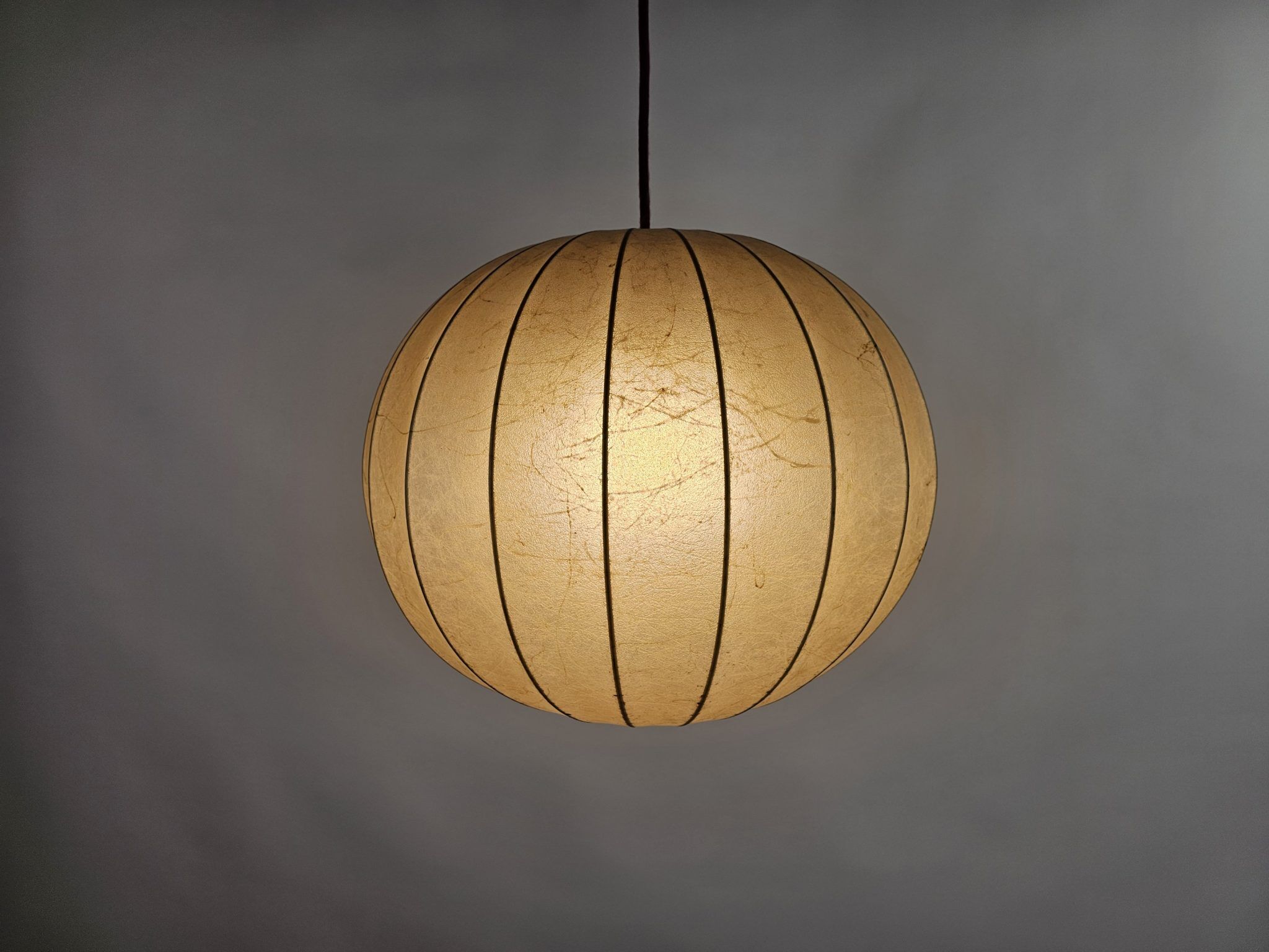 Cocoon pendant lamp from Italy with beautiful structure and colour