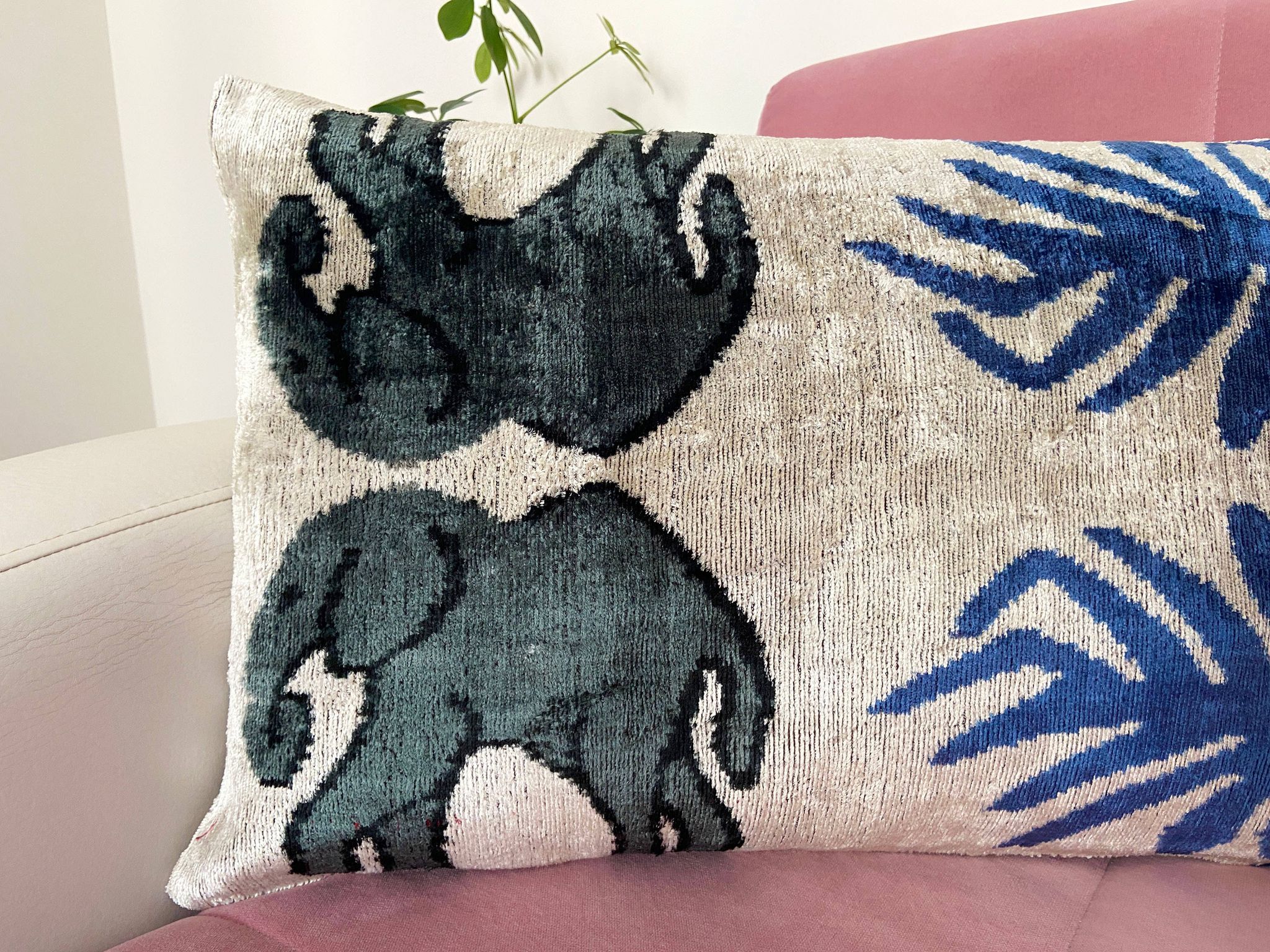 Coussin Ikat en velours éléphants persans