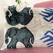 Coussin Ikat en velours éléphants persans