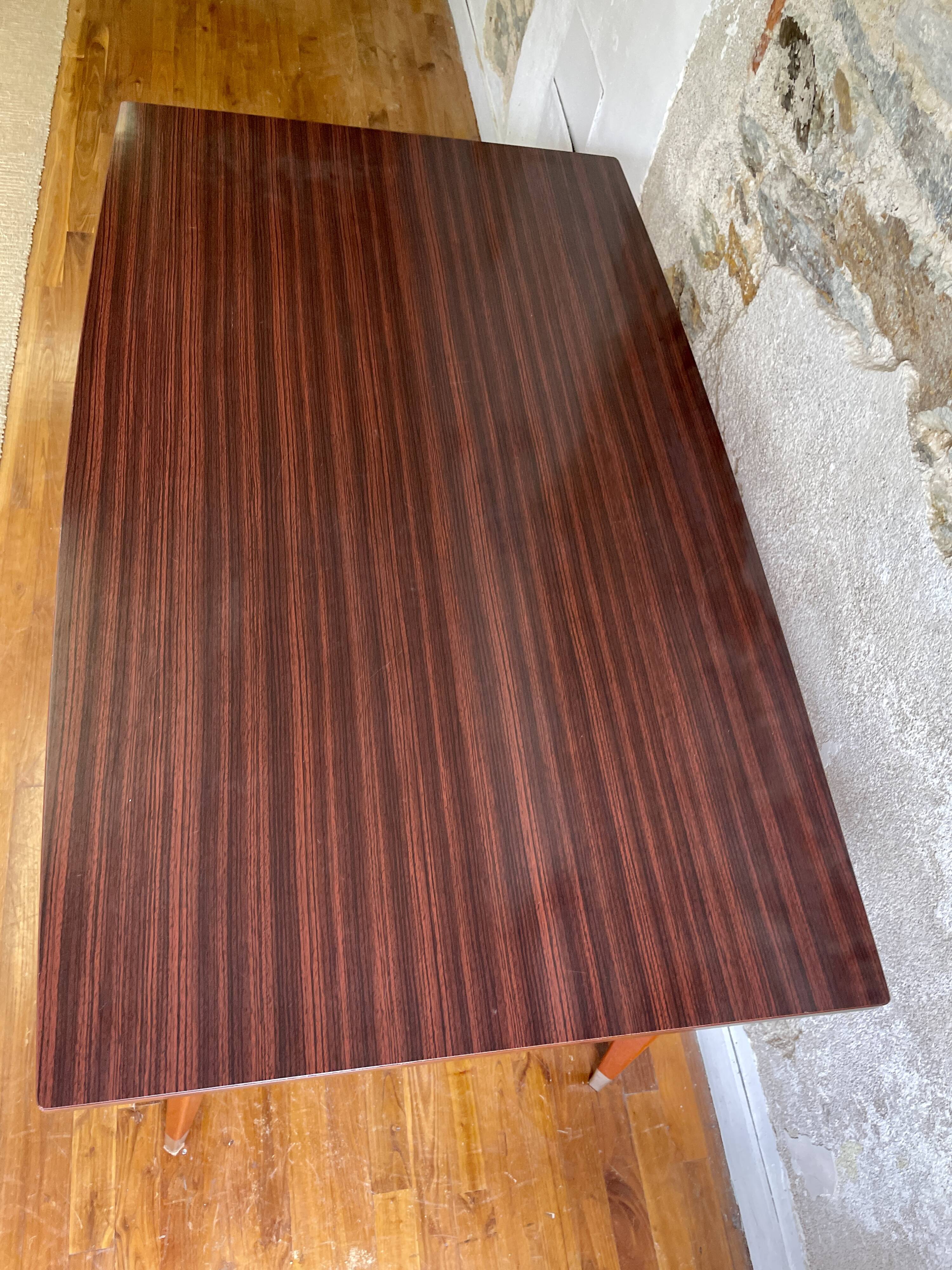 Extendable dining table compass feet