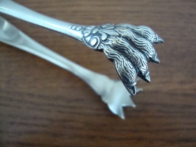 Silver lion's paw sugar clamp (2 punches)