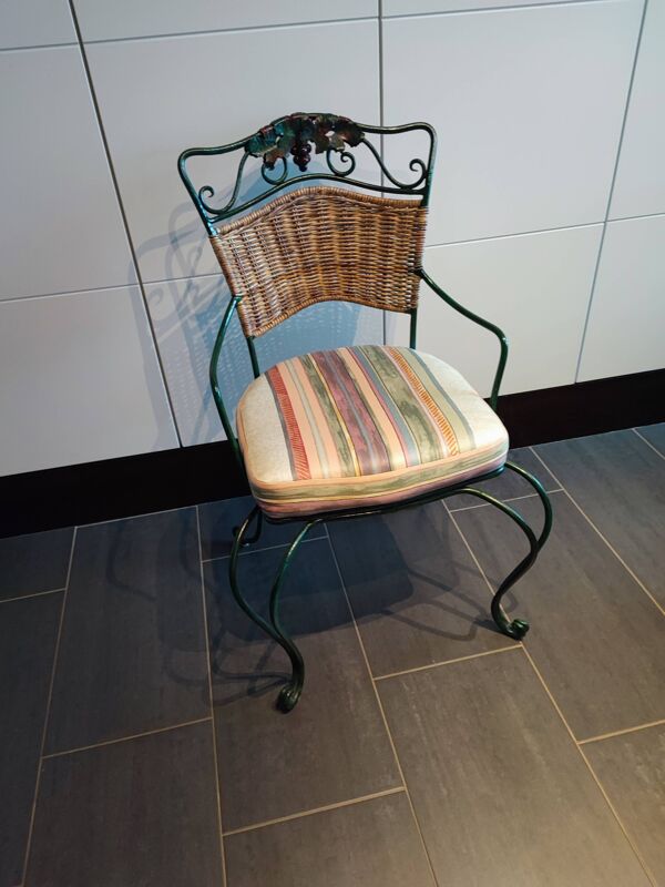 Chaise en métal et rotin avec un décor de vigne et raisin