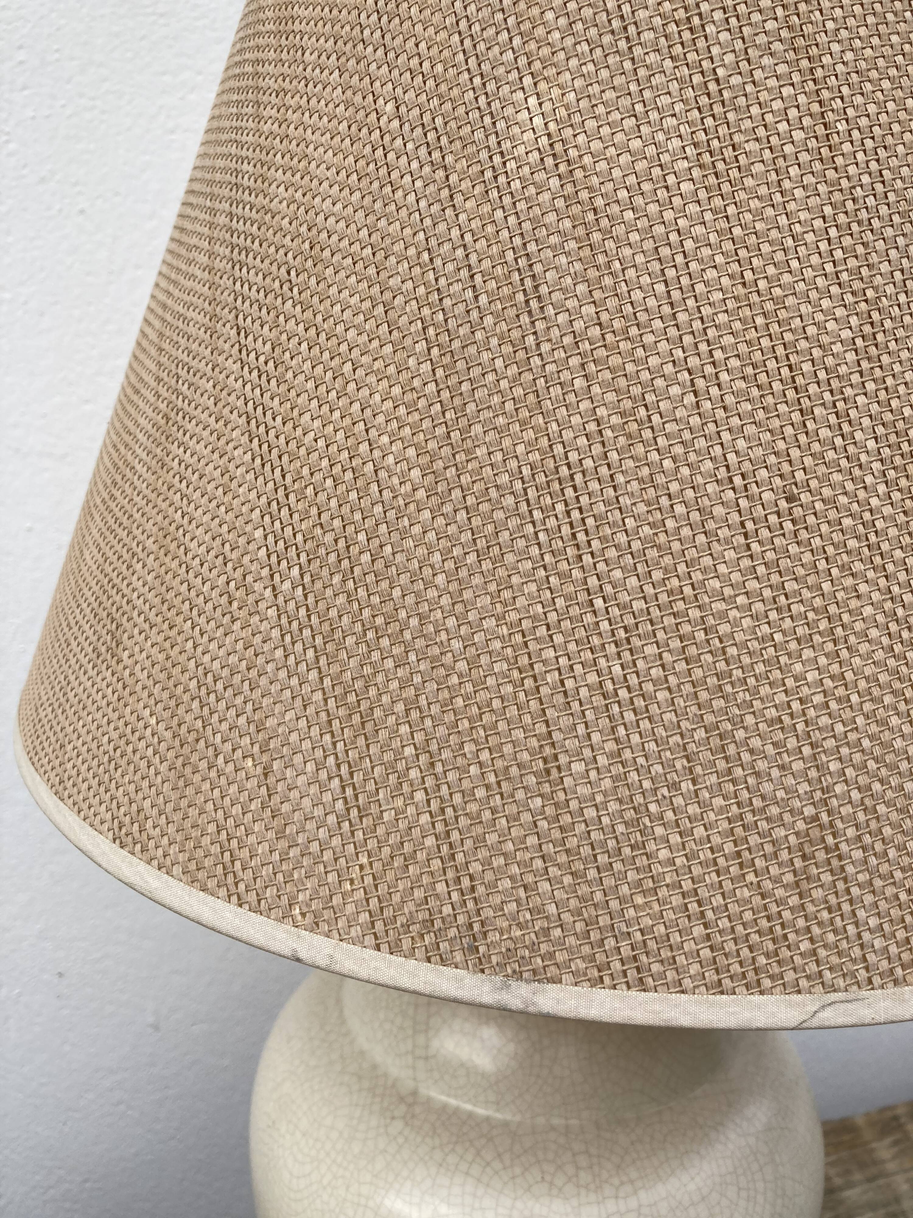 Lampe art déco en céramique à glaçage craquelé blanche et laiton abat jour en raphia ethnique
