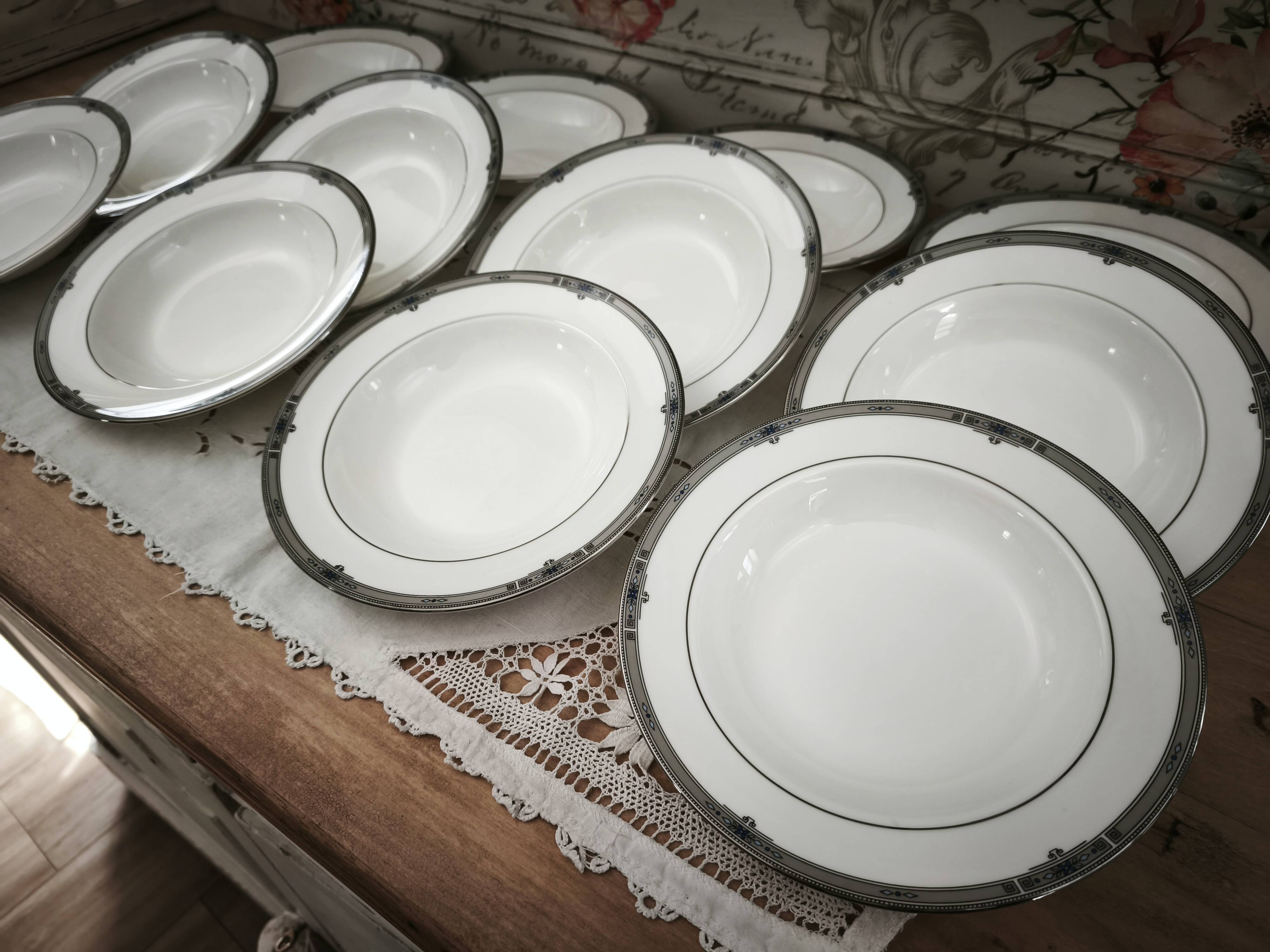 Set of 12 deep plates in English porcelain Wedgwood model Amherst.