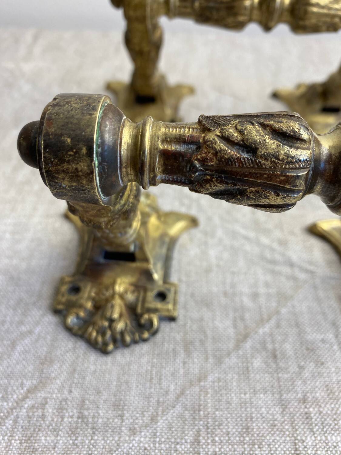 Articulated bronze handles