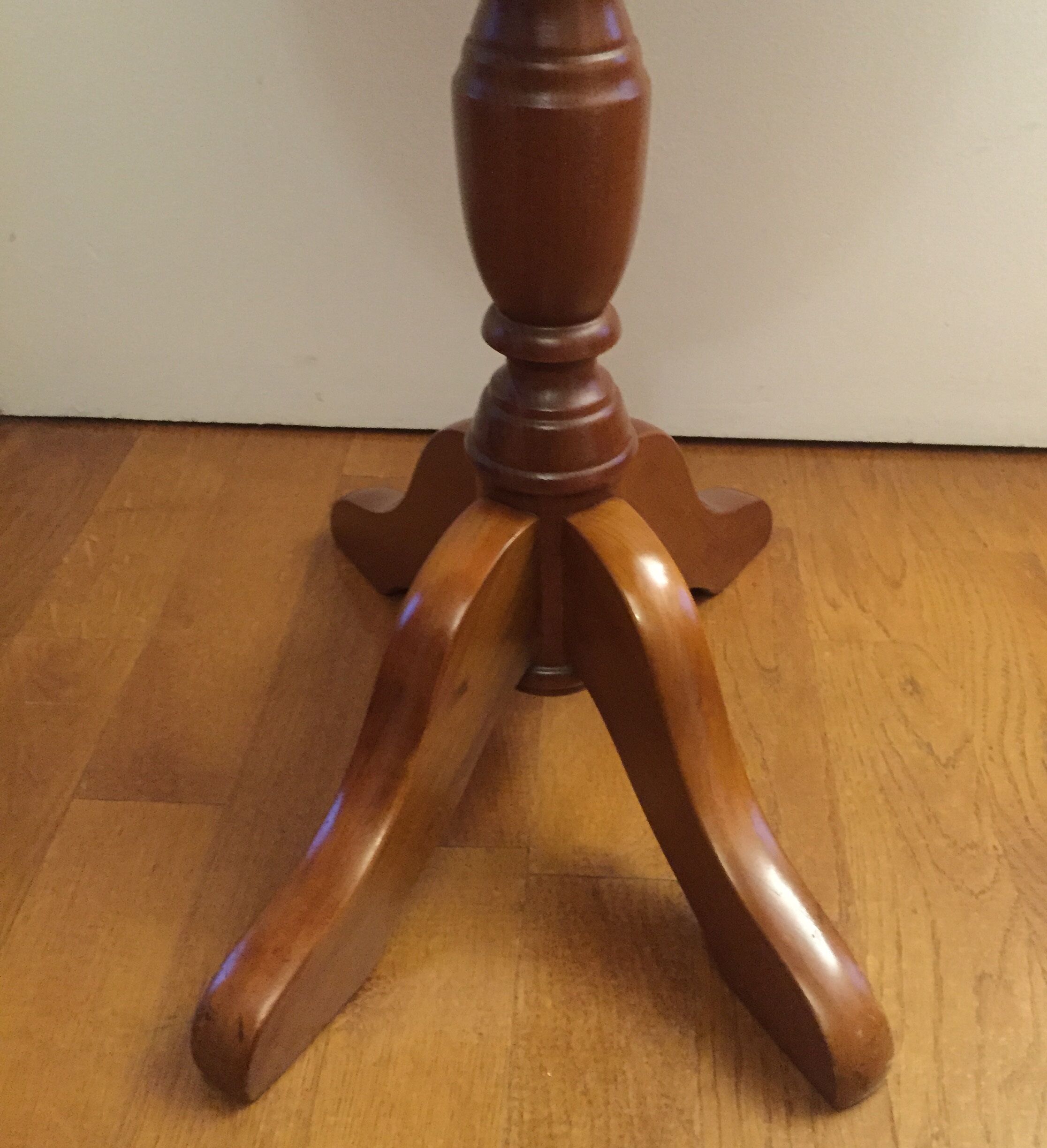 Oval pedestal table