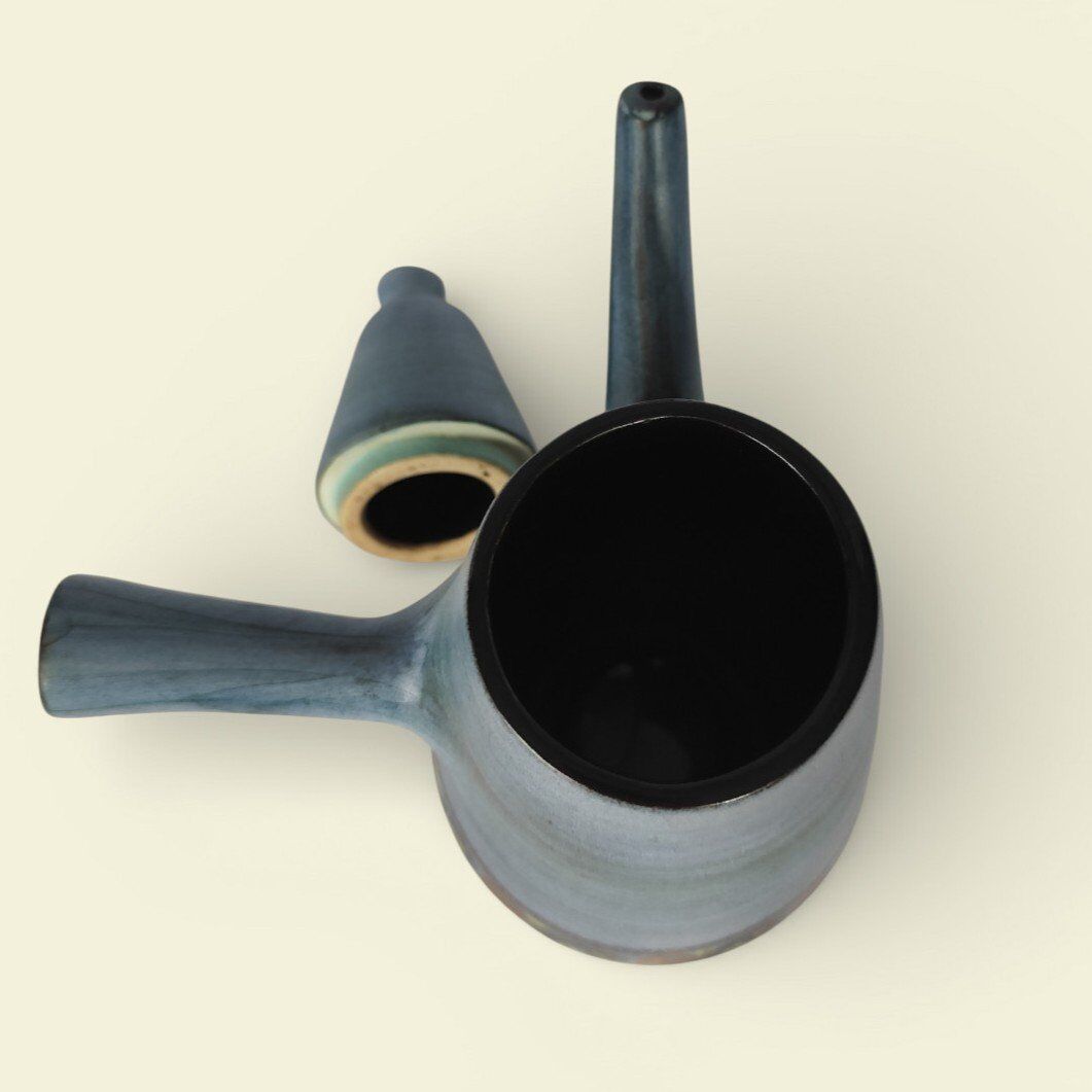 Grande cafetière à glaçure bleue mate, par Jean de Lespinasse, années 1950/1960
