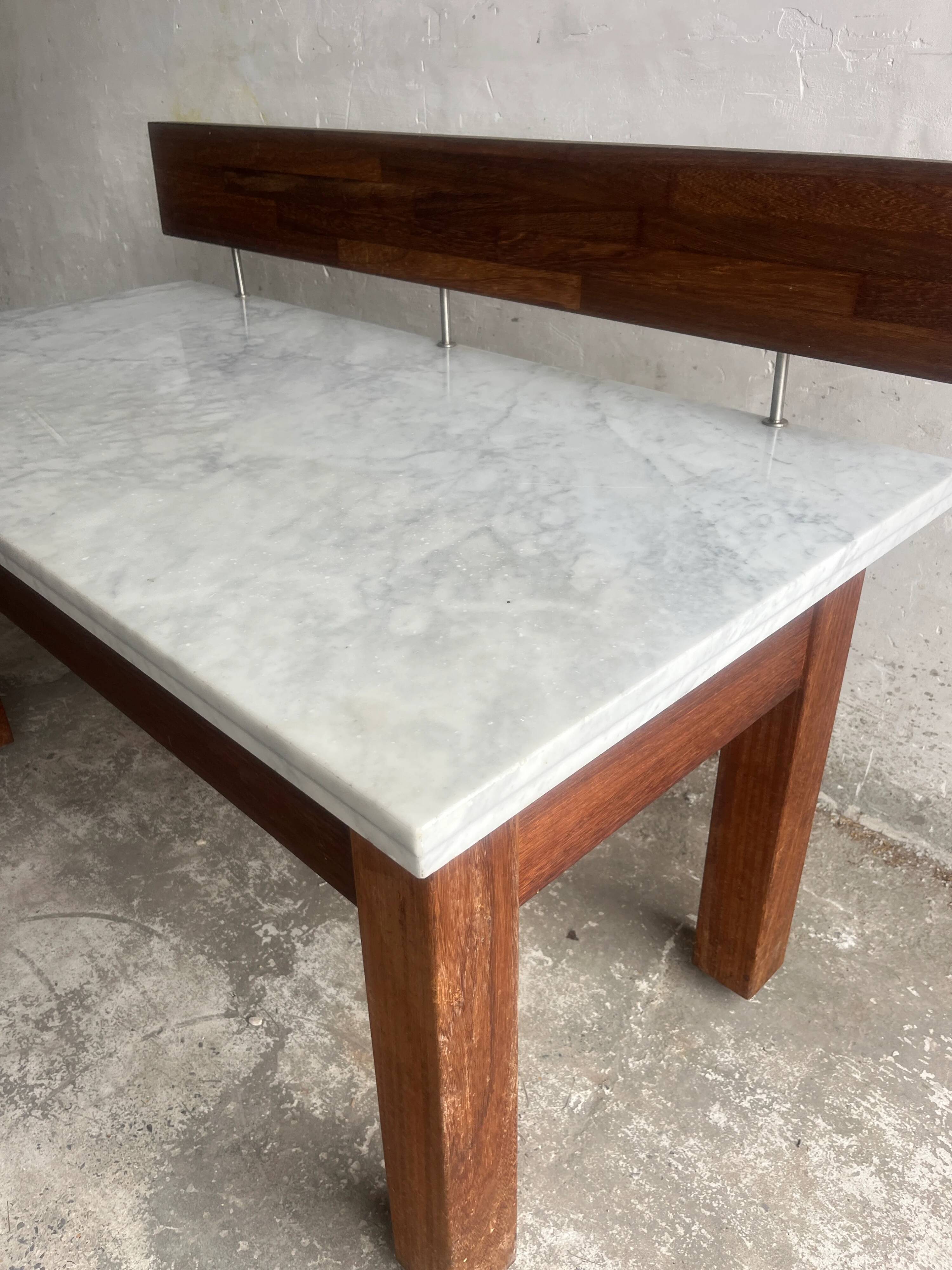 Console postmoderne en marbre avec écran flottant en bois