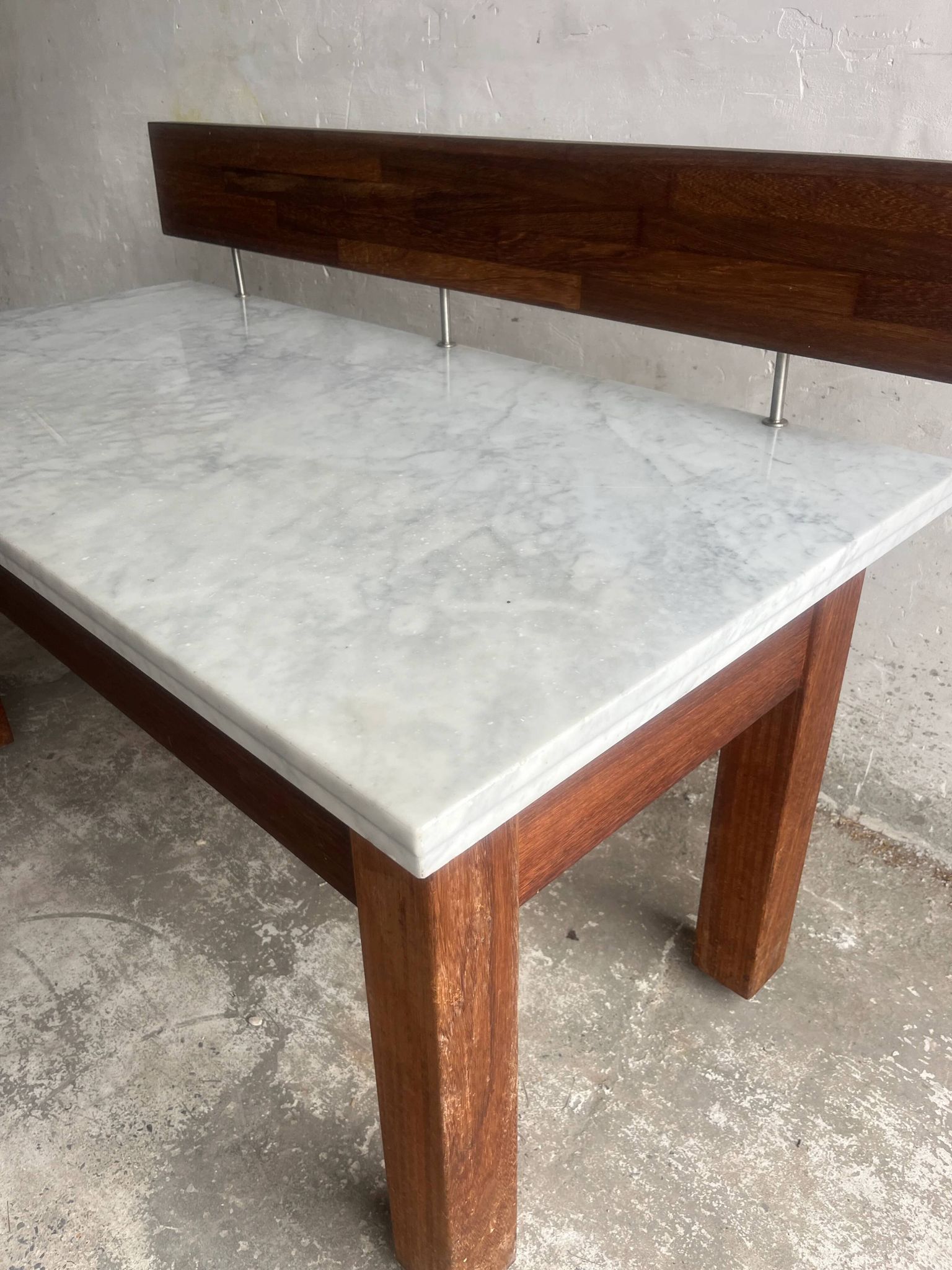 Console postmoderne en marbre avec écran flottant en bois