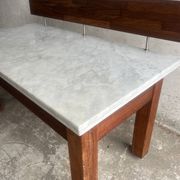 Console postmoderne en marbre avec écran flottant en bois