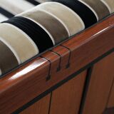 Canapé 2,5 places de luxe au design Art Déco, avec de magnifiques boiseries et un revêtement en tissu de haute qualité.