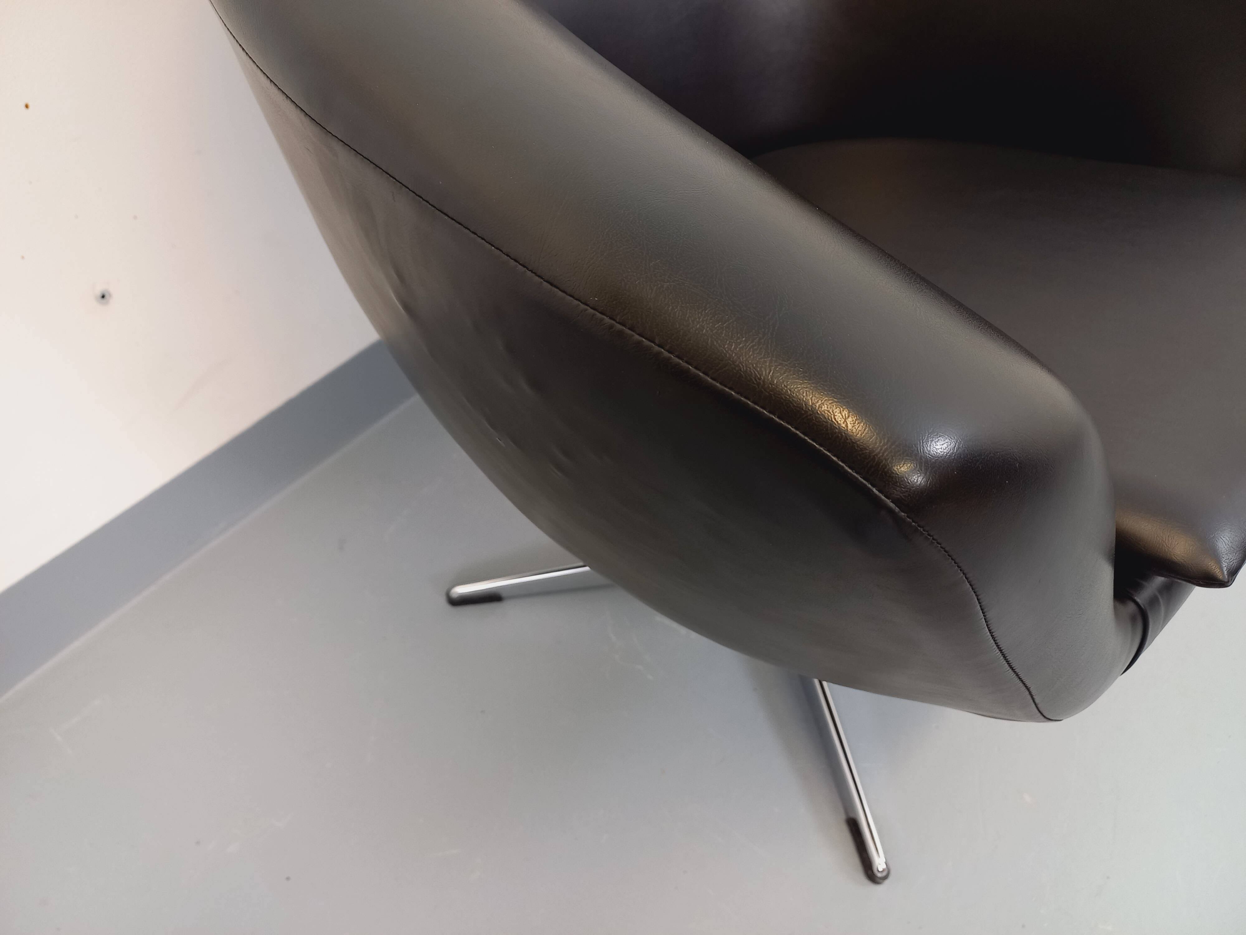 Vintage Scandinavian swivel chair in faux leather and chrome from the 1970s.