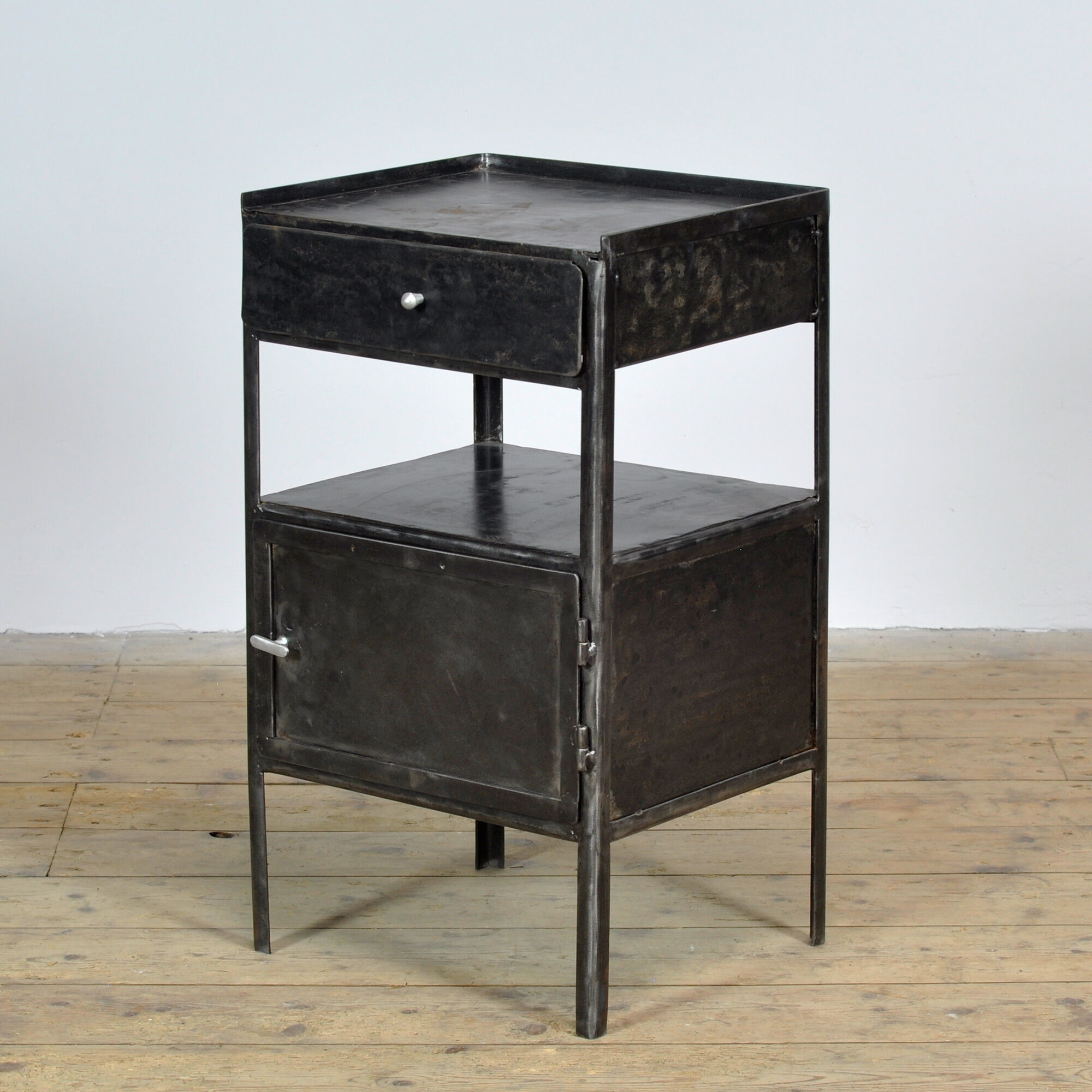 Table de chevet en fer, années 1910