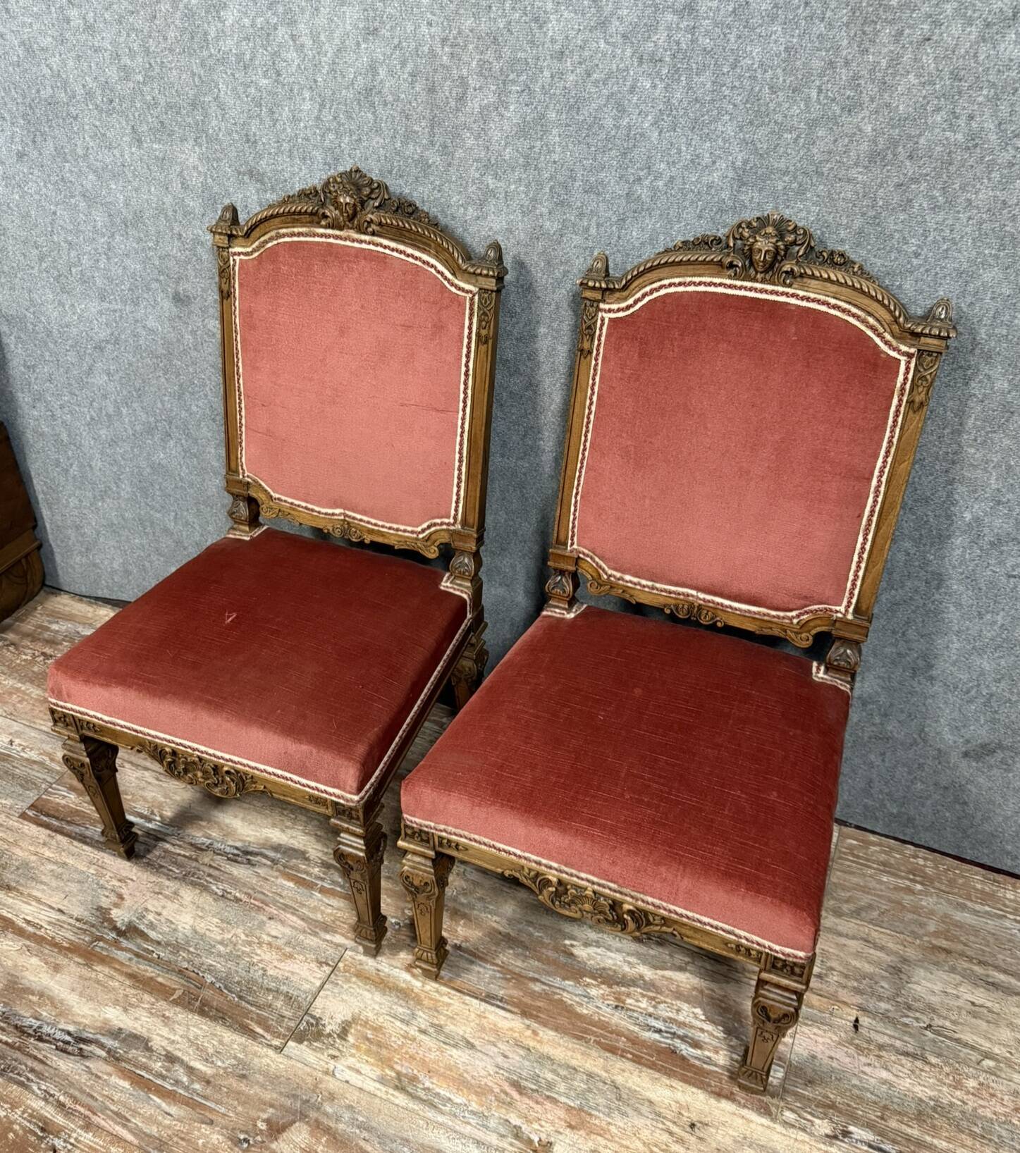 Importante paire de chaises de style Renaissance en bois sculpté