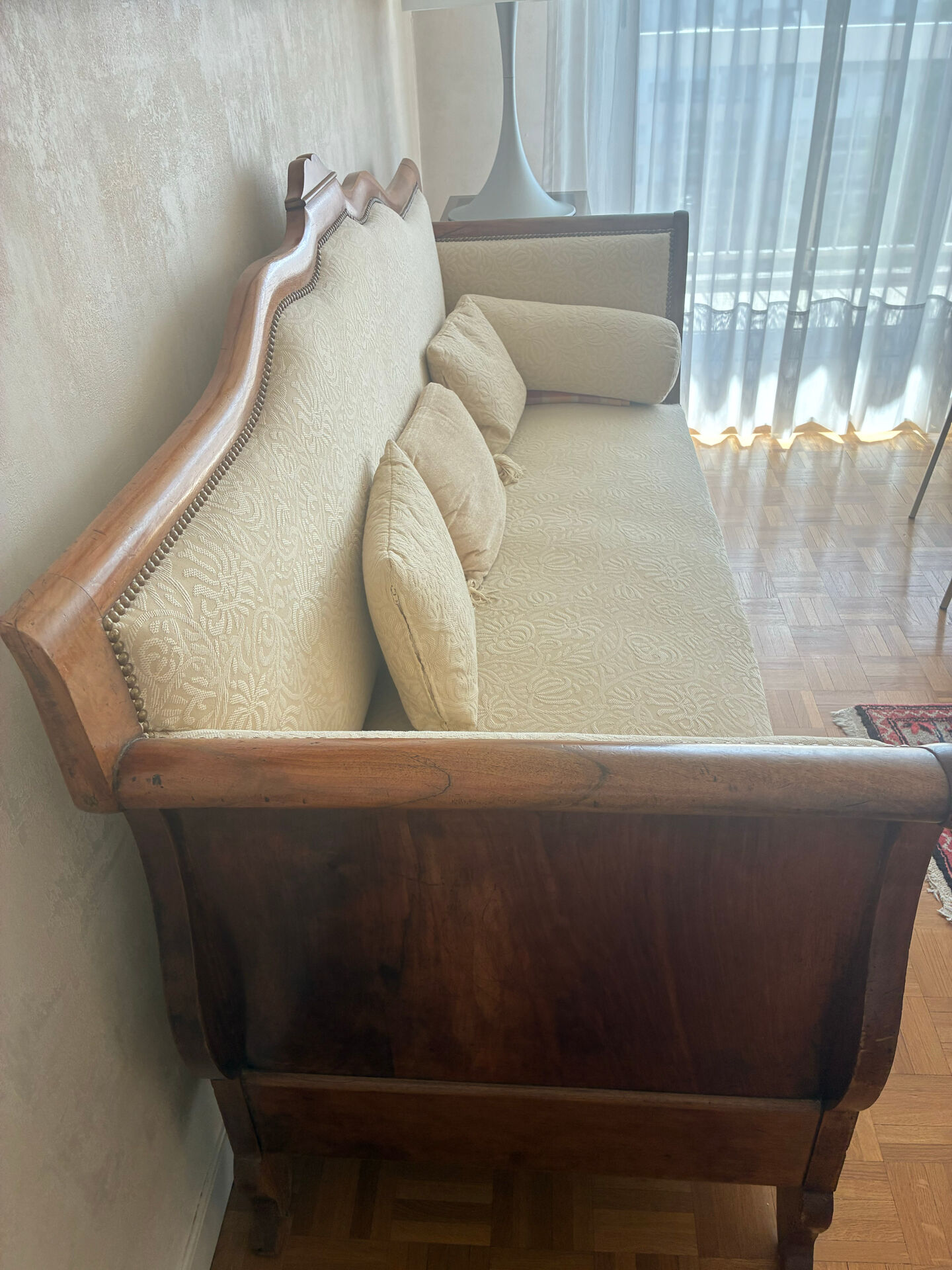 Boat bed canapé / Restoration style sofa in mahogany and damask fabric.